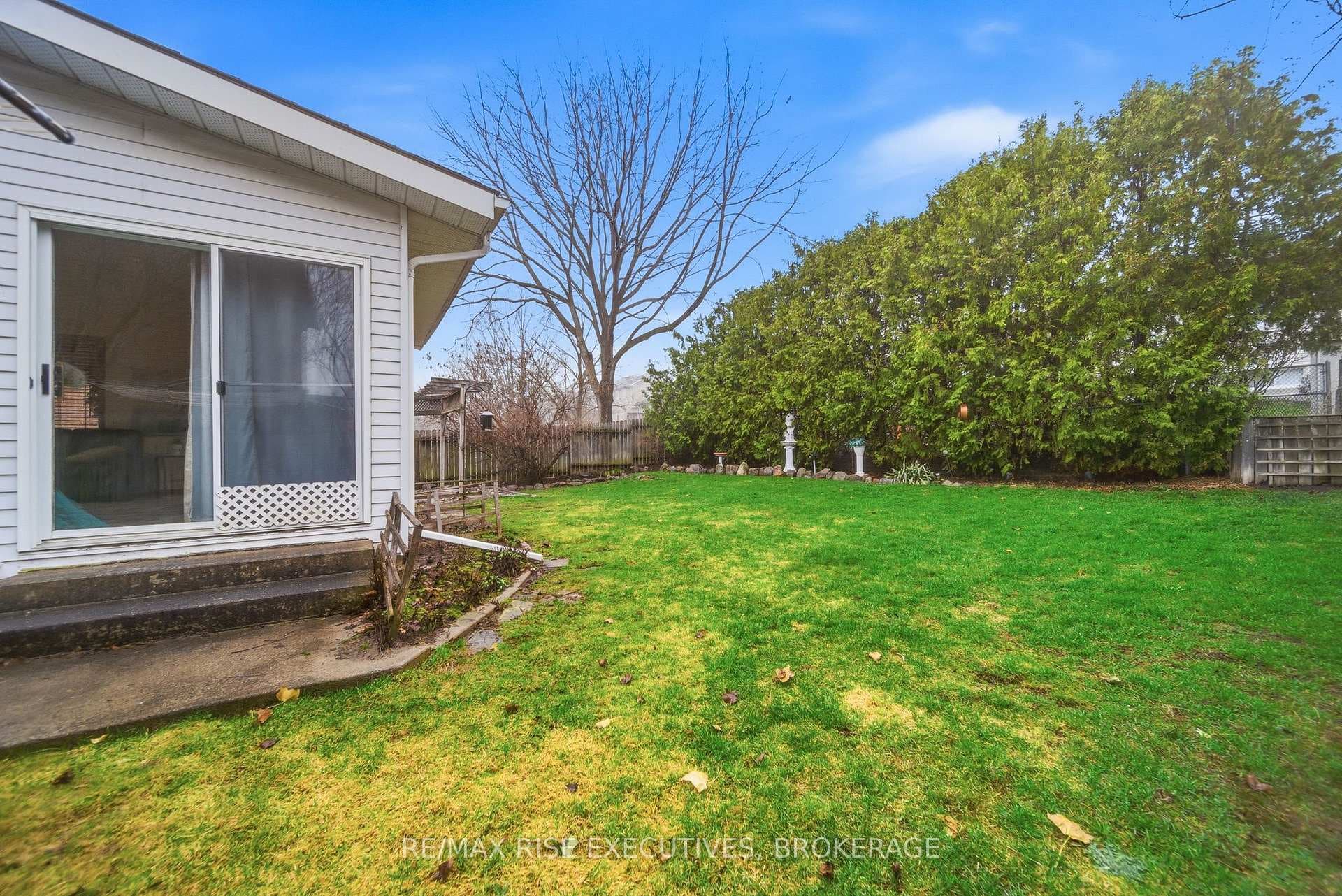 127 Nicholson Crescent photo 43