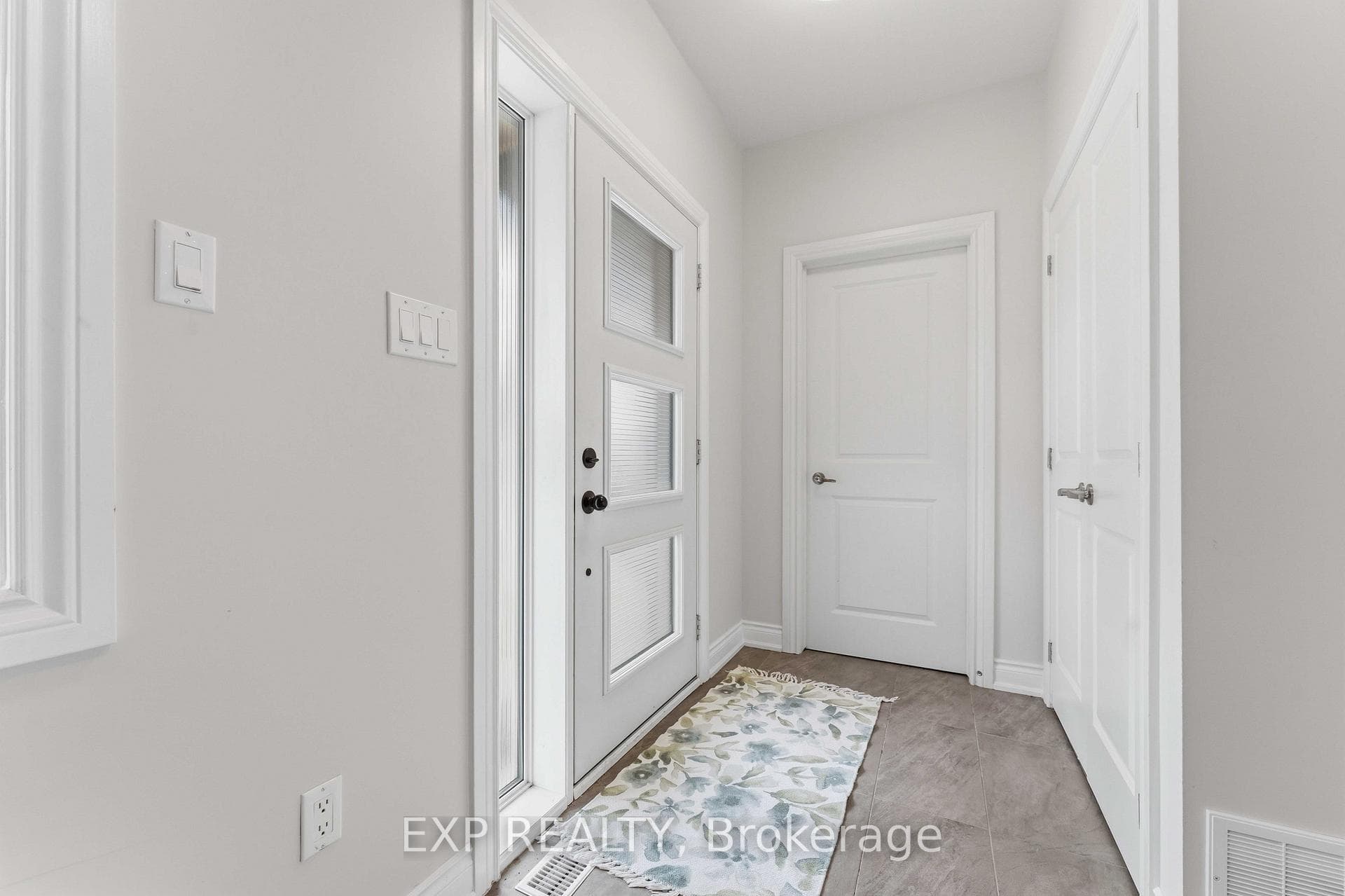 979 Admiral Avenue photo 2