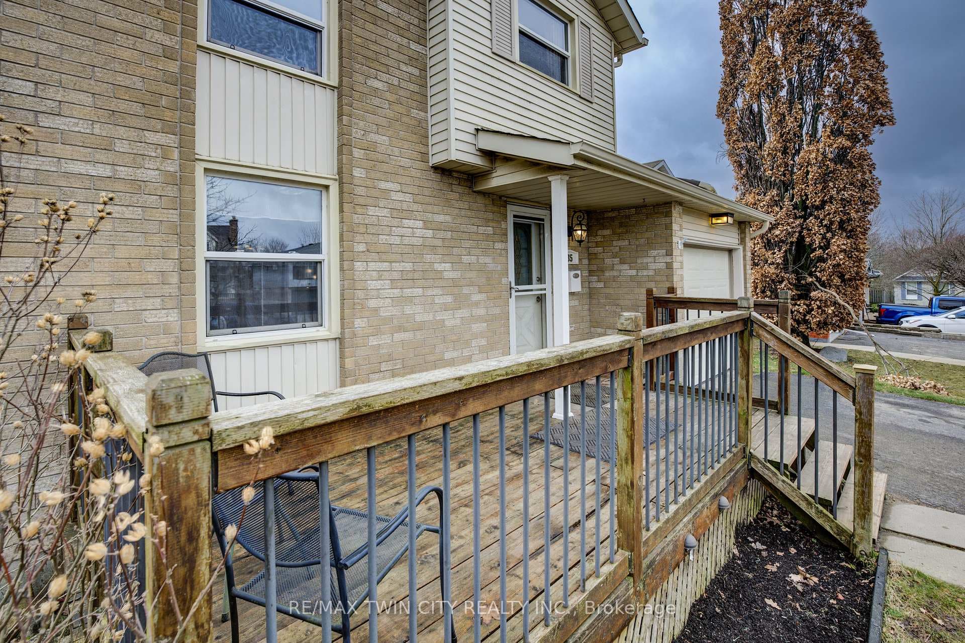 35 Ploughmans Crescent photo 4