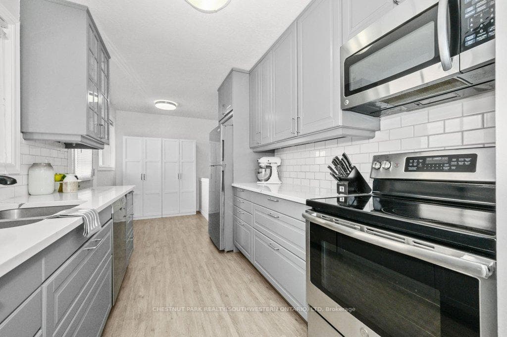 White quartz countertop