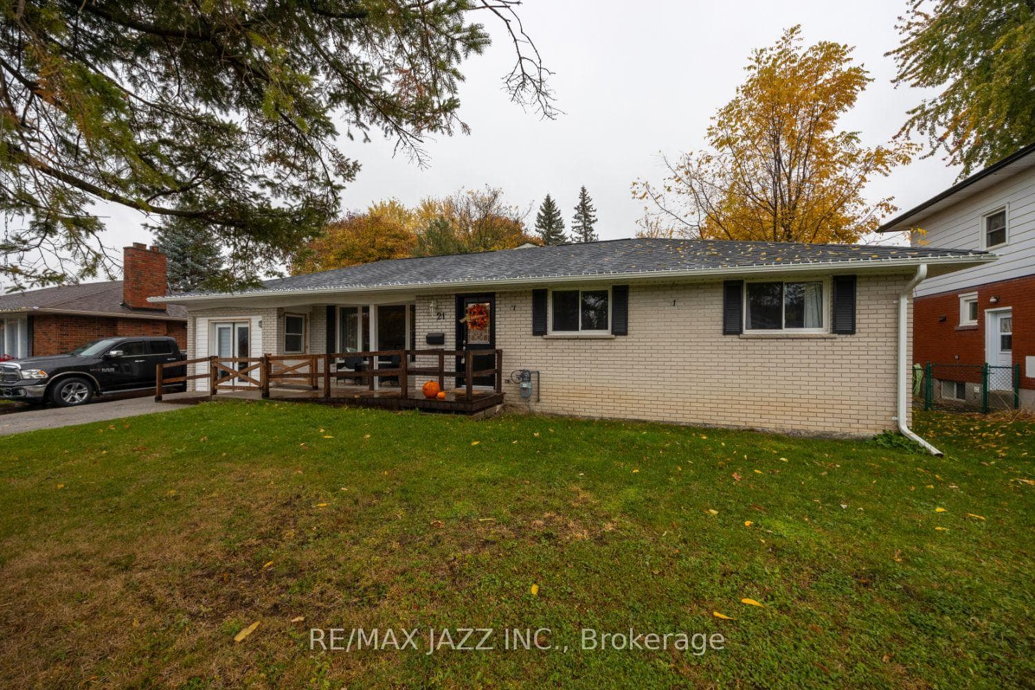 21 Maple Crescent photo 1