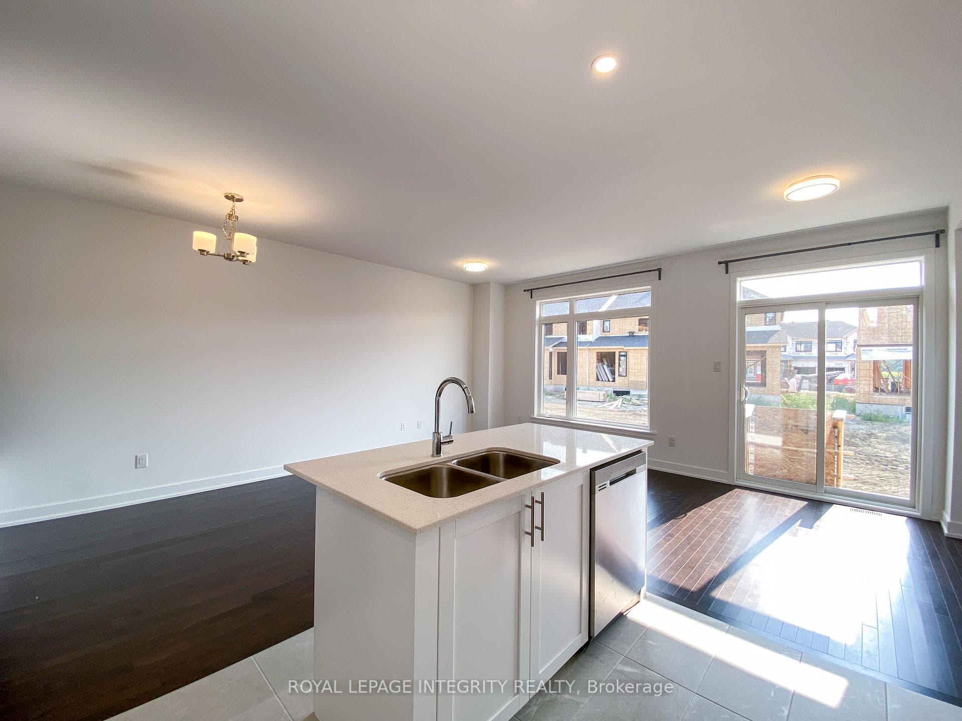 239 Zinnia Way photo 7