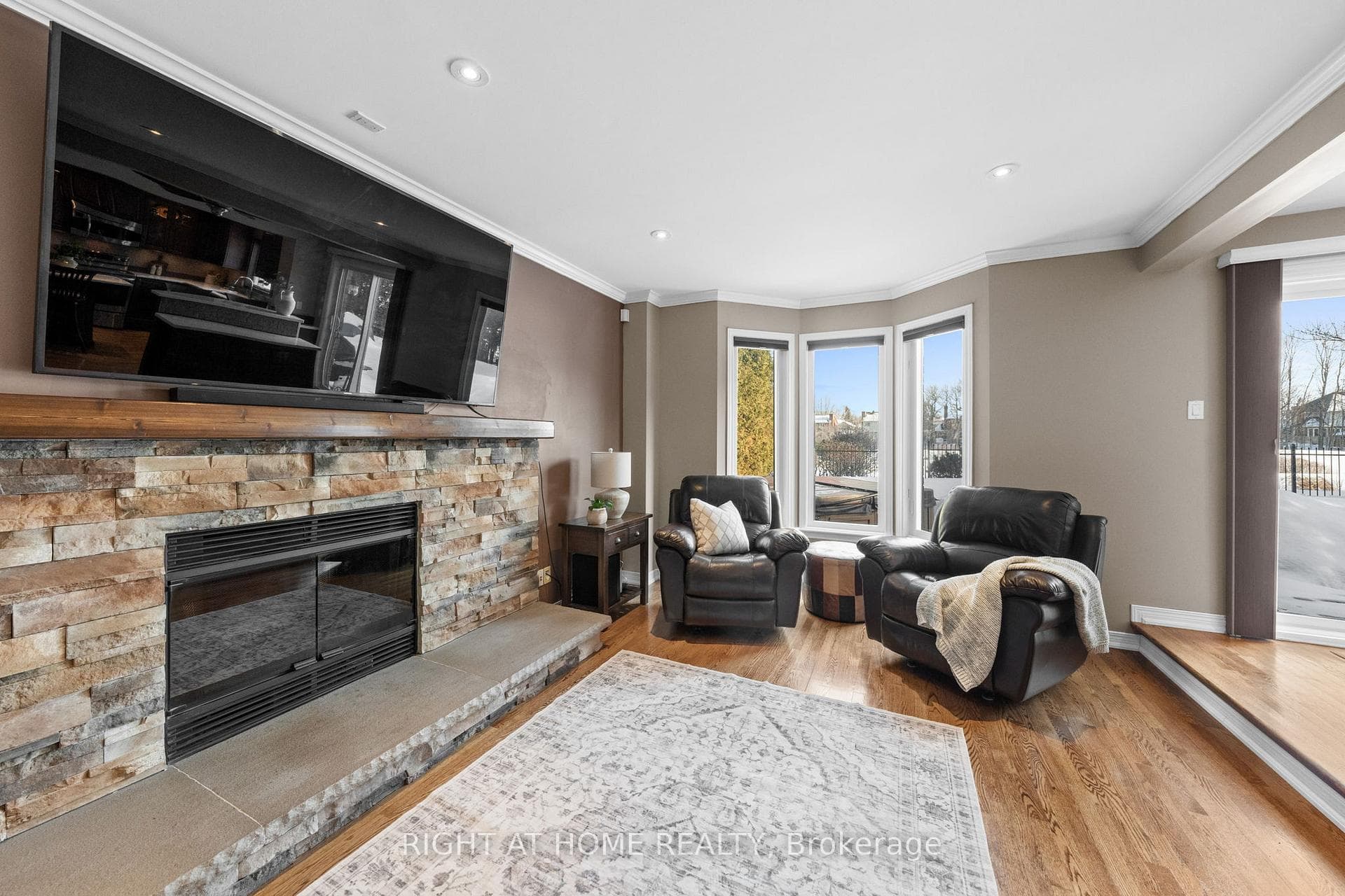 21 SLADE Crescent photo 16