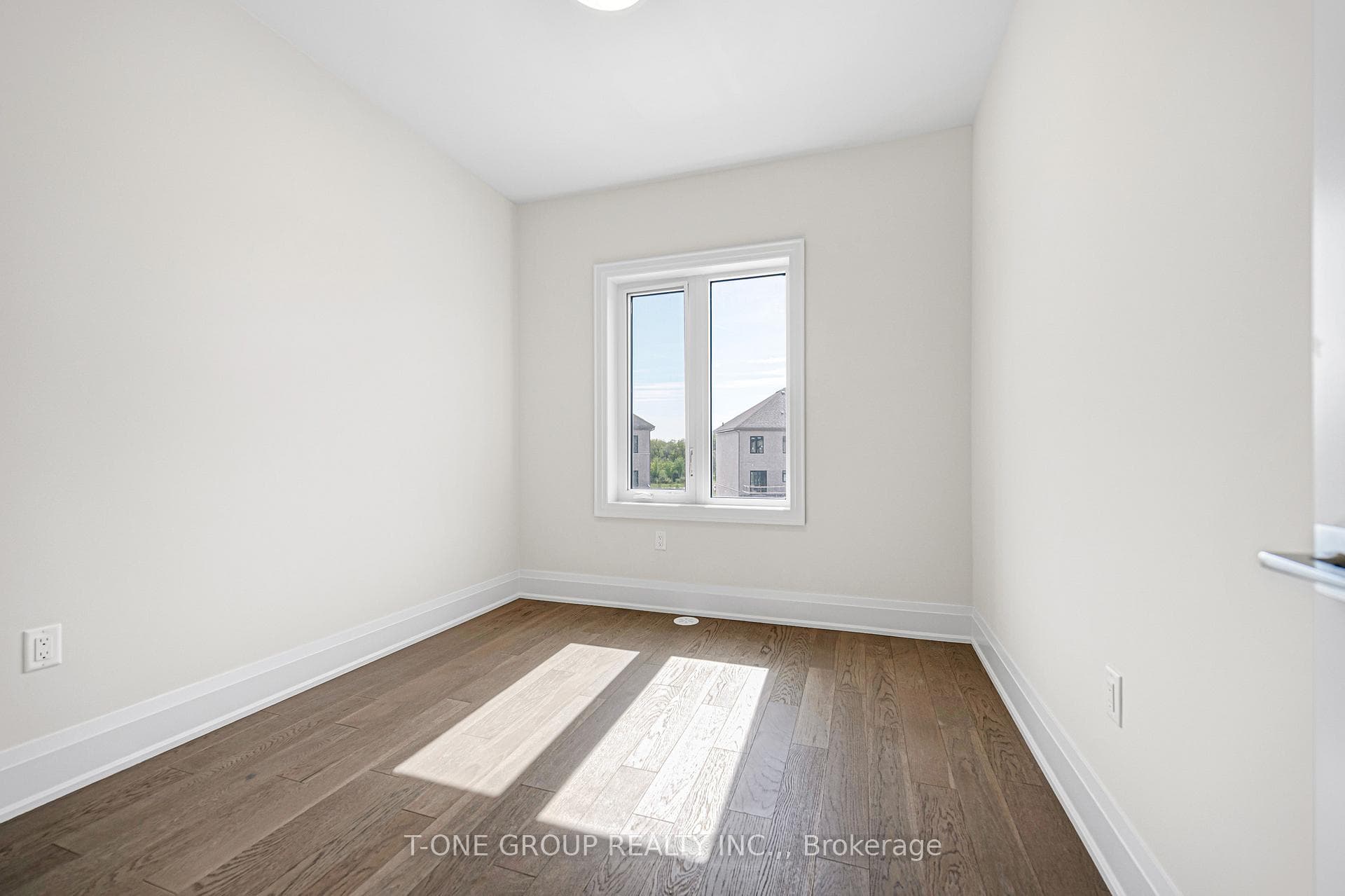 106 Grimsby Lane photo 32