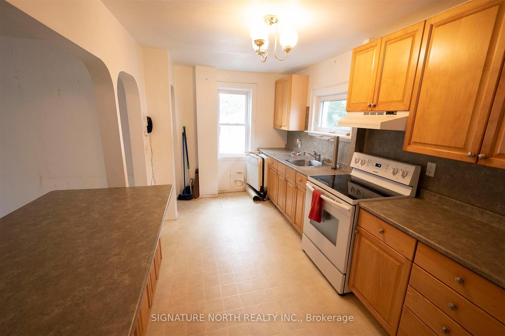 84 Empress Avenue North photo 13