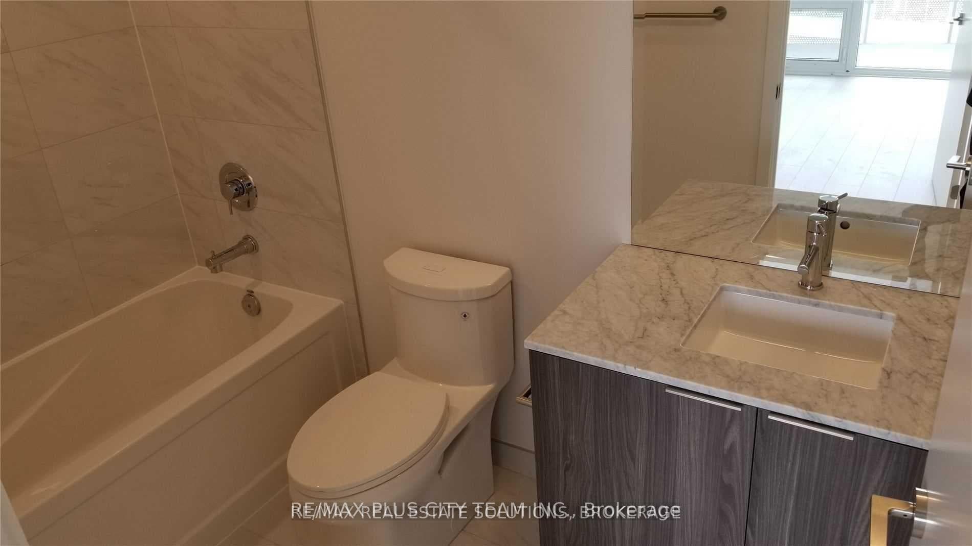 15 Queens Quay Unit 822 photo 12