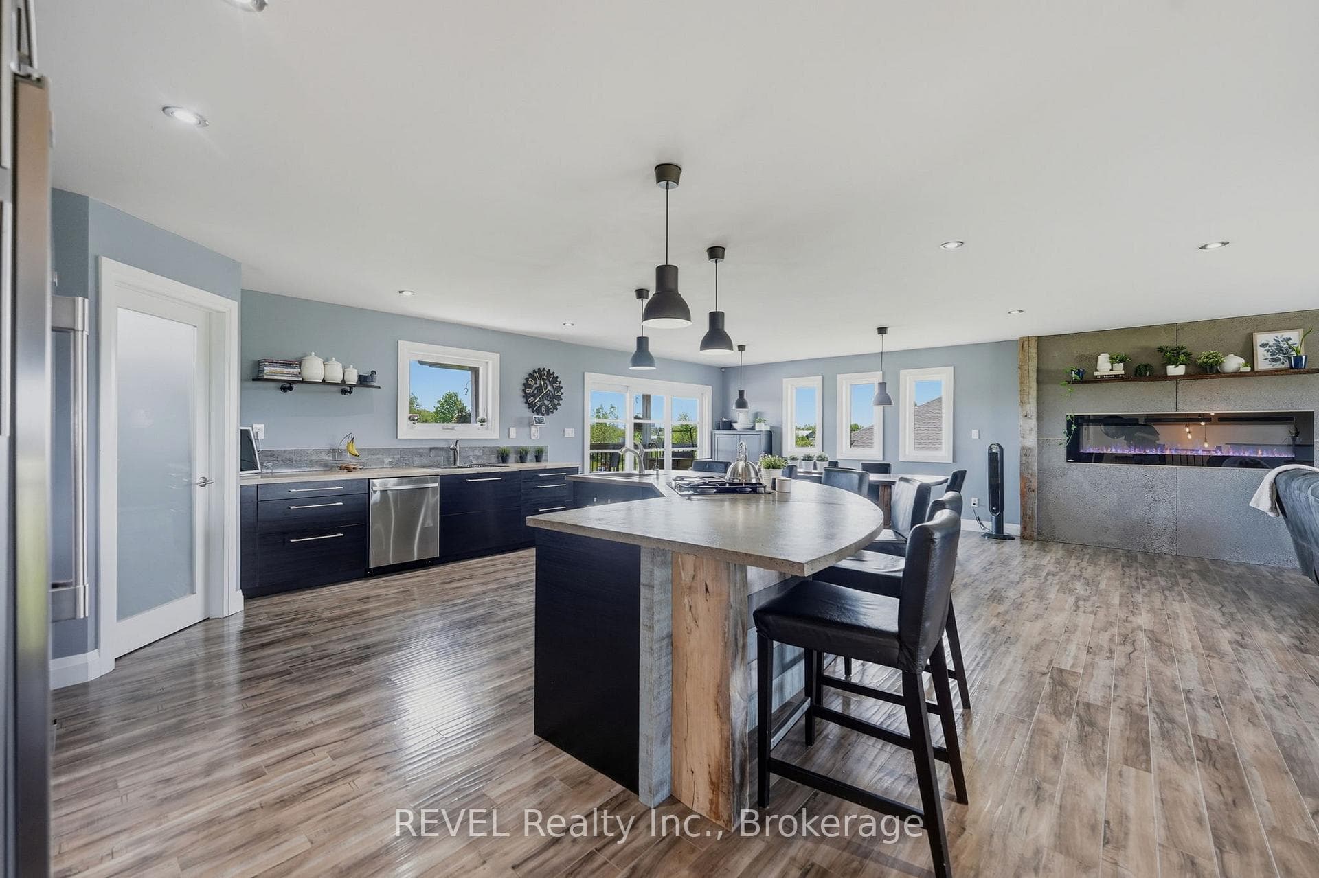 221 Farr Street photo 9