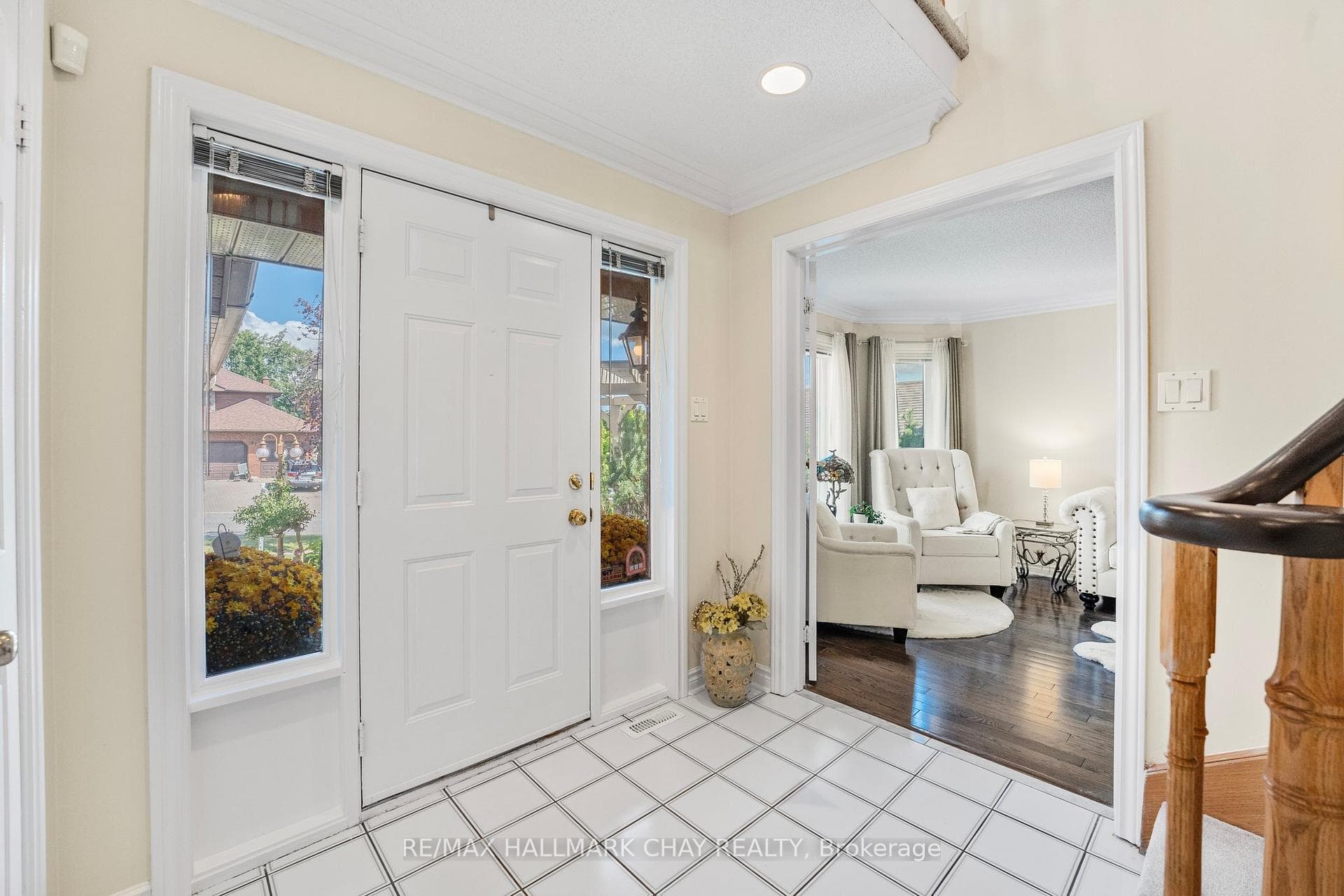 Large entry foyer with vaulted ceili