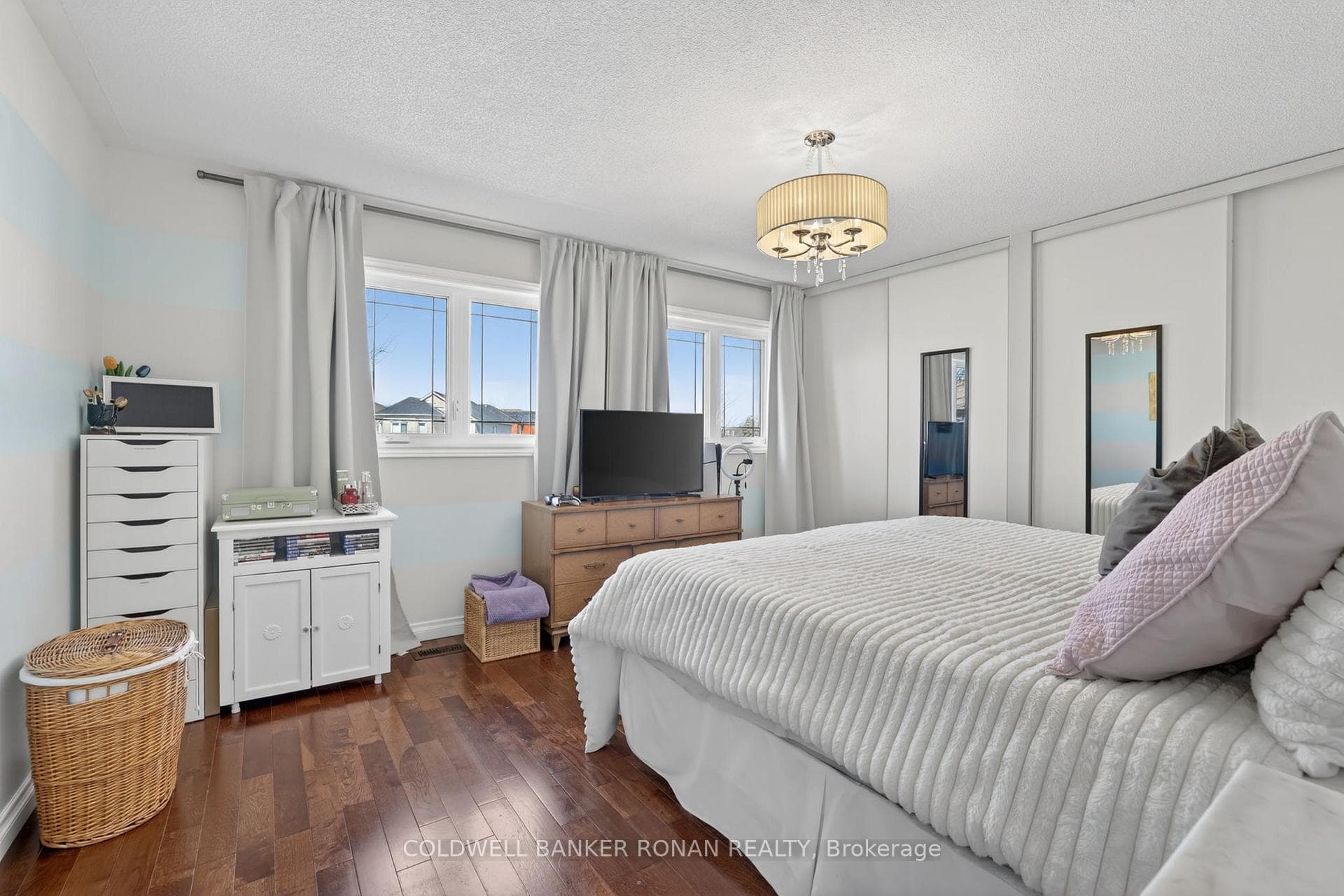 240 Howard Crescent photo 19