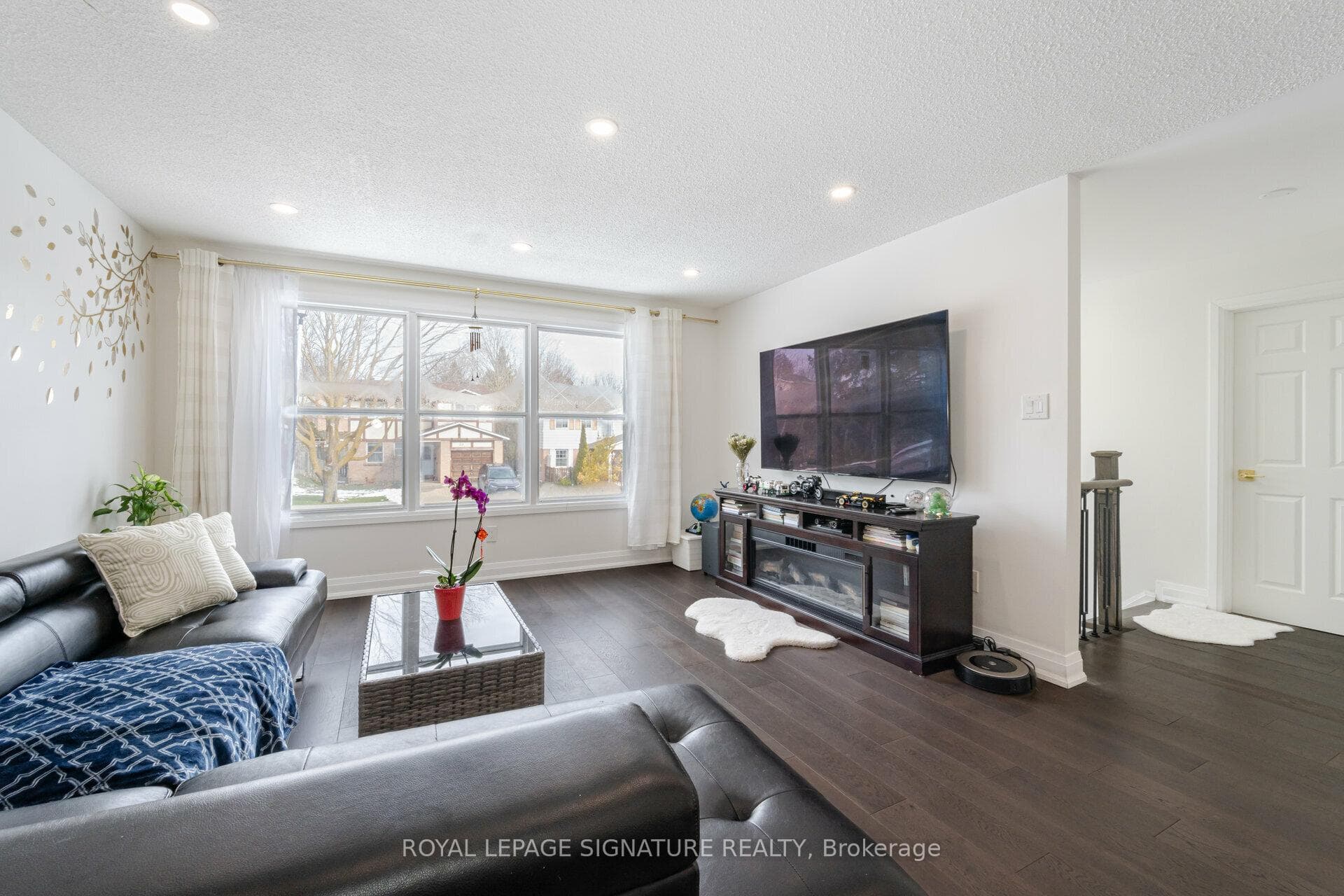 212 Currey Crescent photo 5