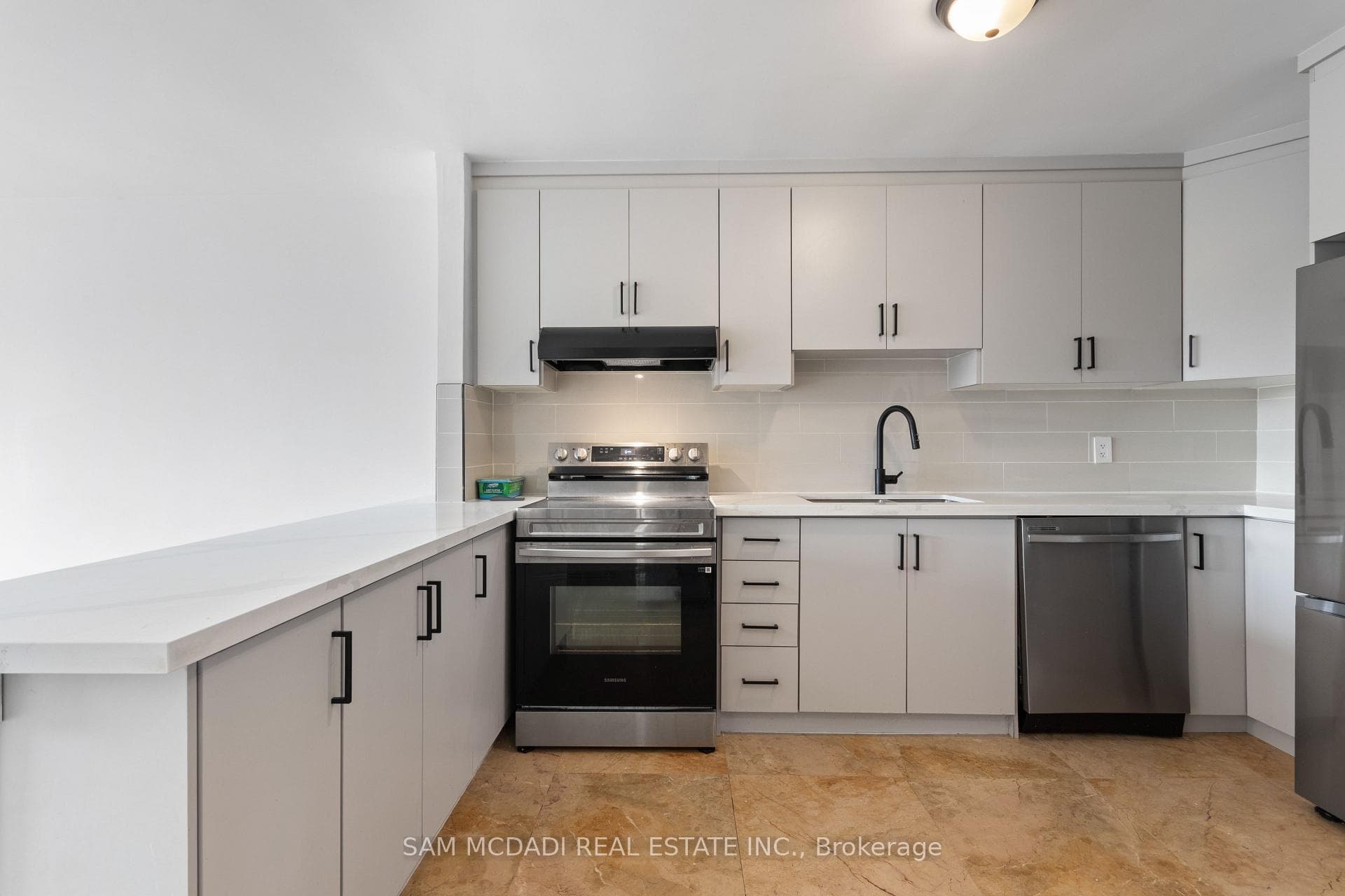 1018 Burnhamthorpe Road photo 11