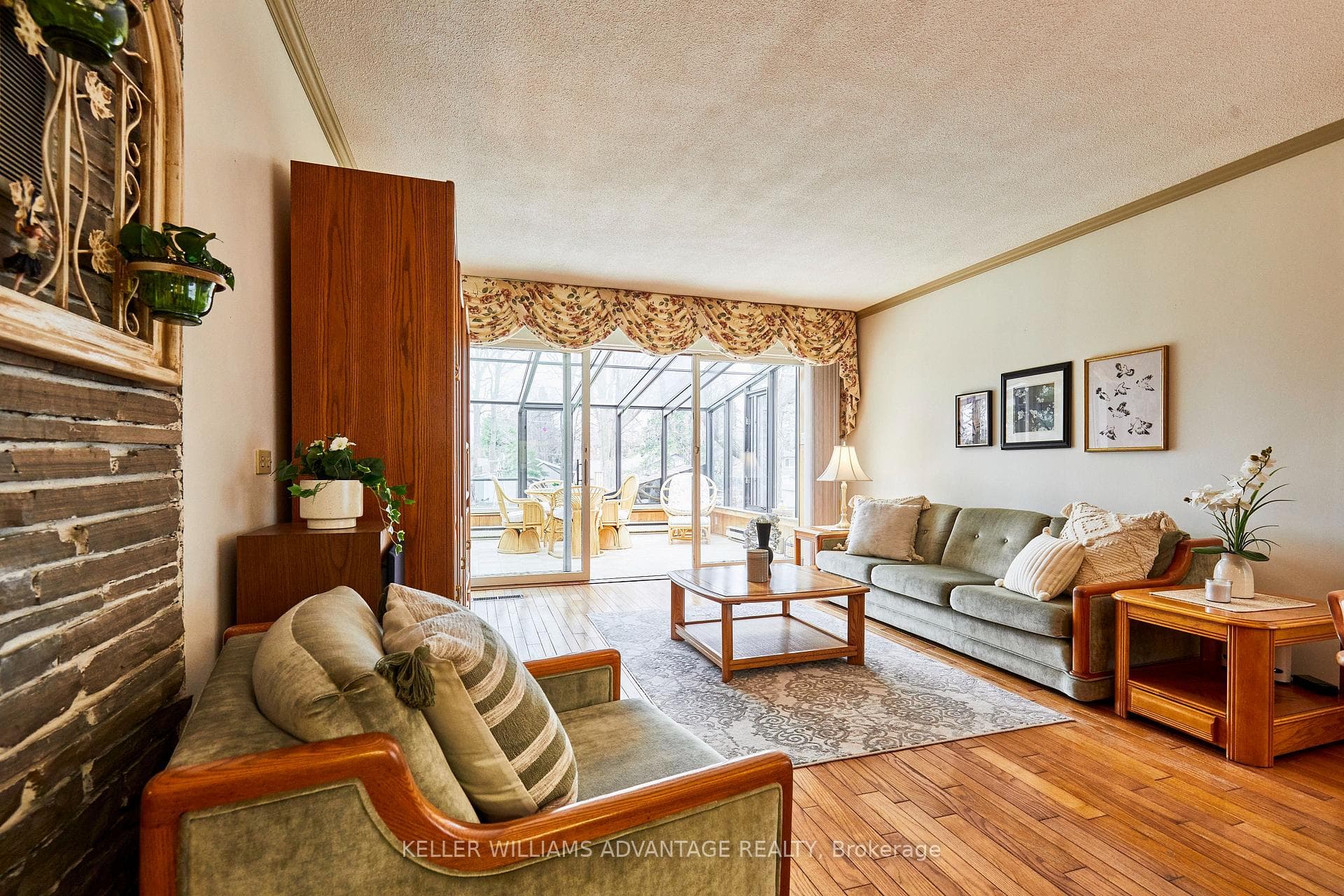 4427 Lawrence Avenue photo 4