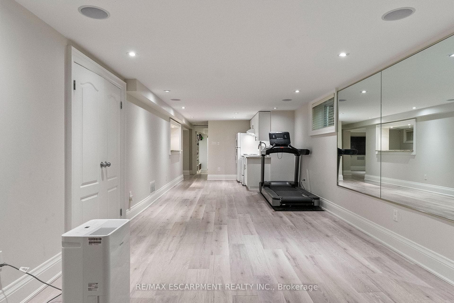 615 VANESSA Crescent photo 34