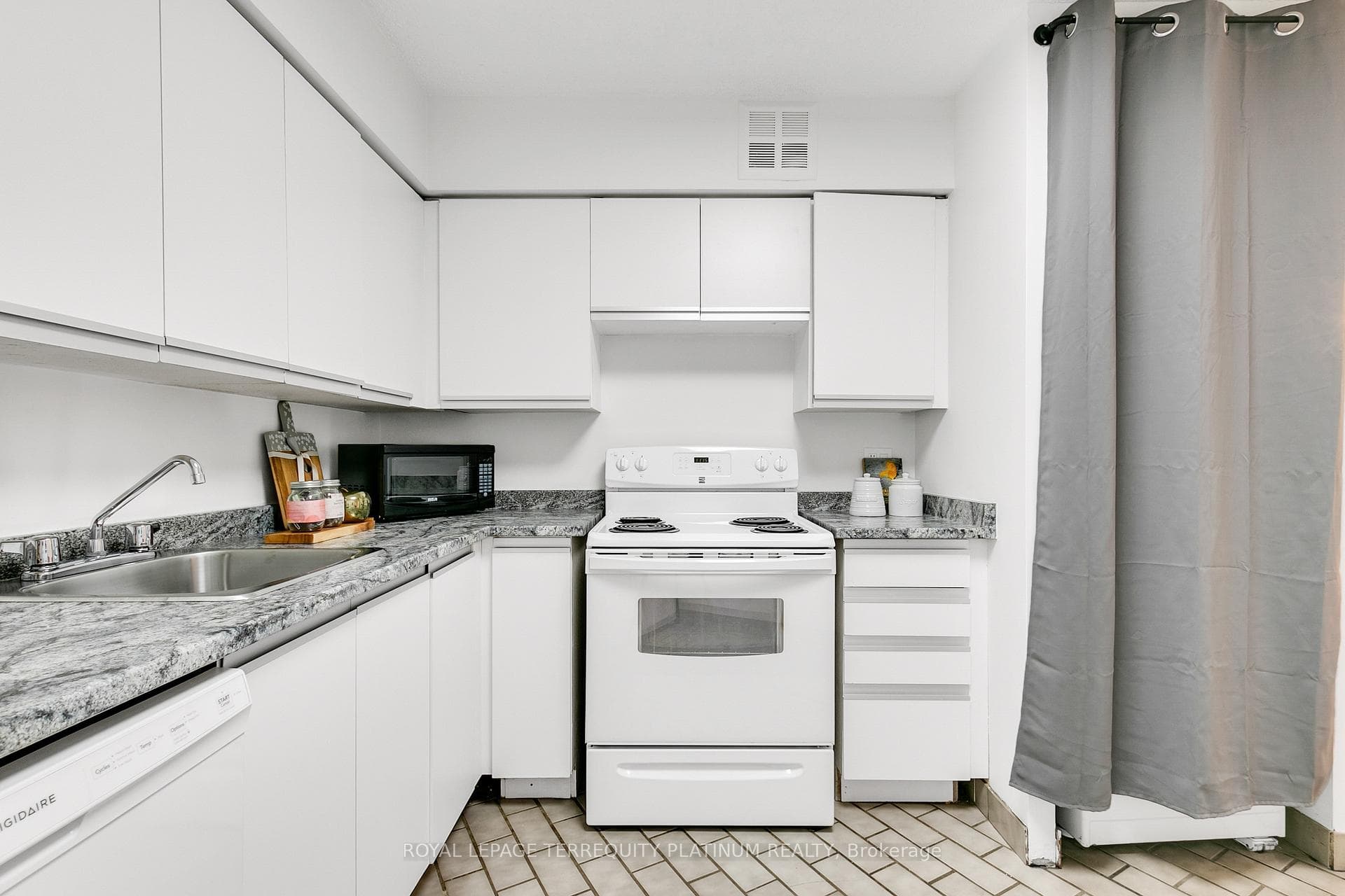 270 Queens Quay Unit 1408 photo 12