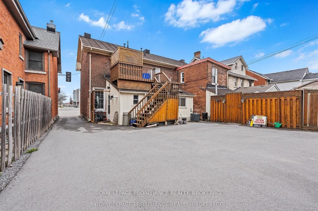 270 Wellington Street photo 3