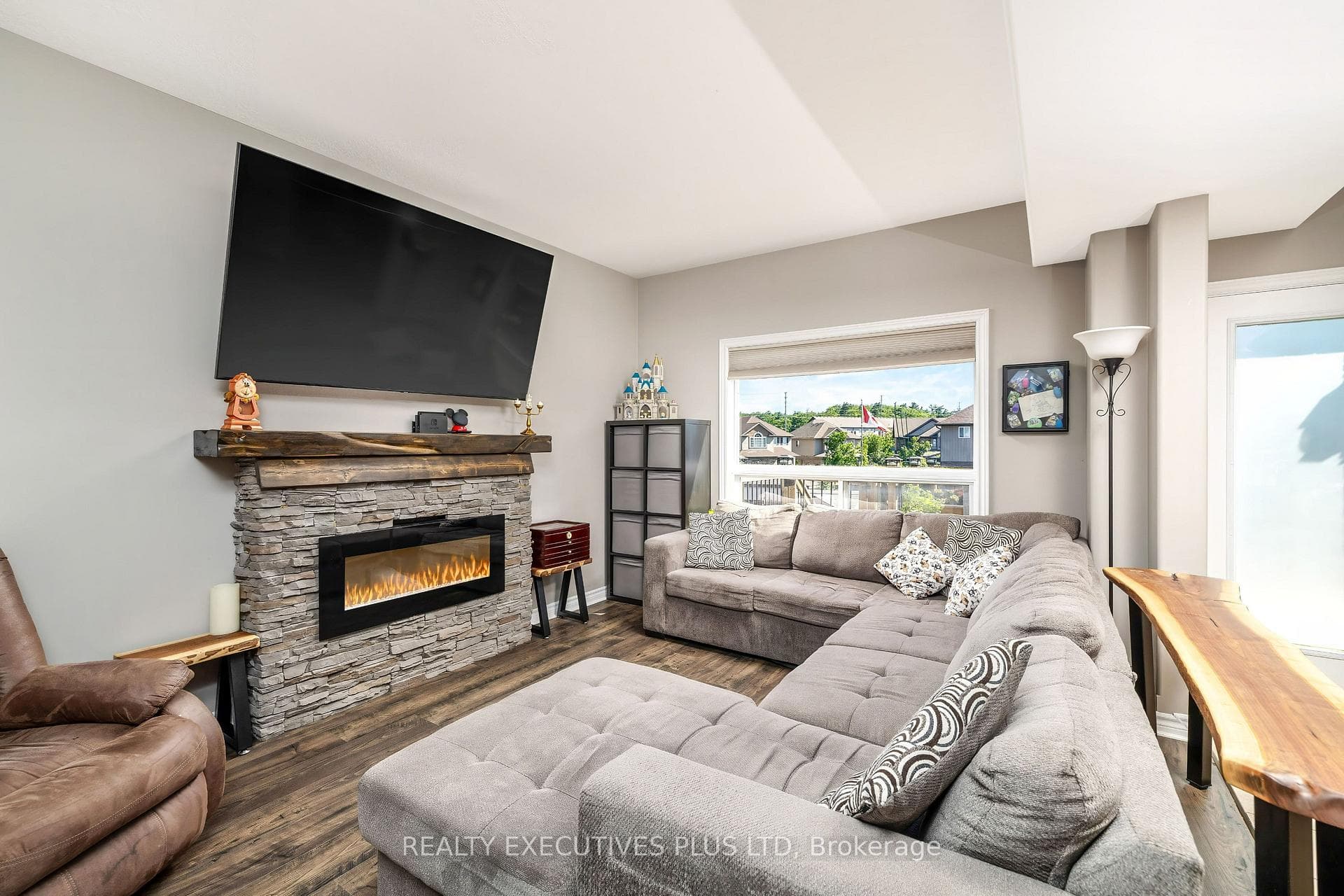 56 Dinnick Crescent photo 11