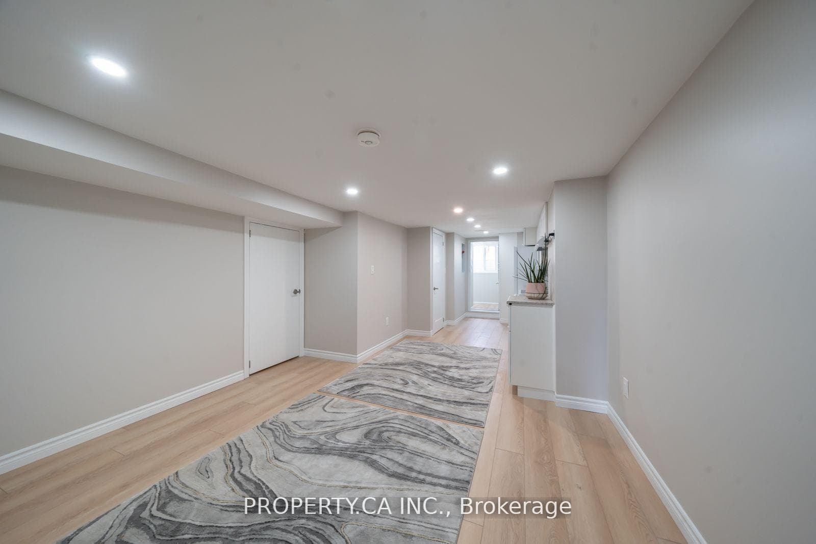 557 Perth Avenue Unit Lower photo 3