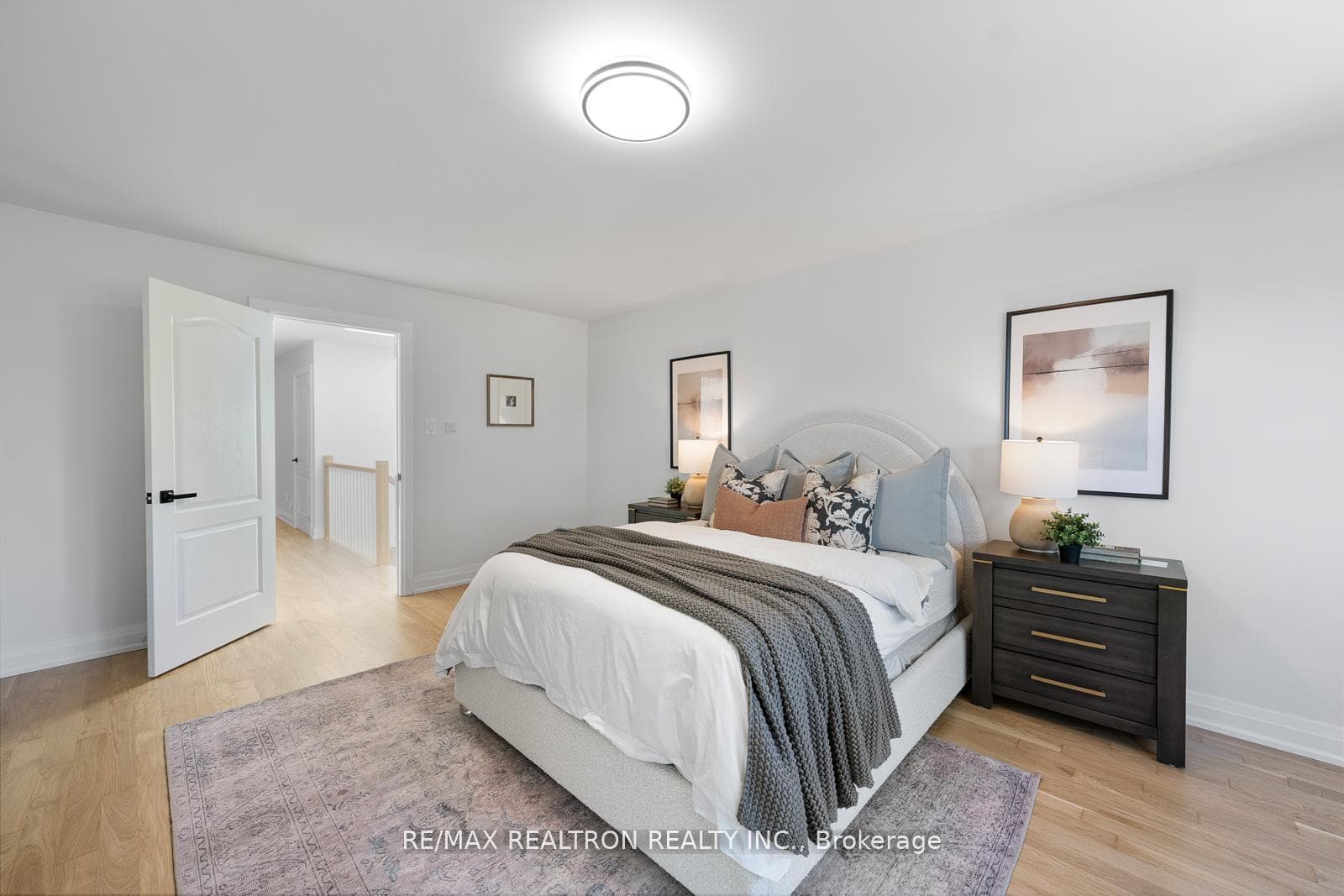 24 Model Avenue photo 24