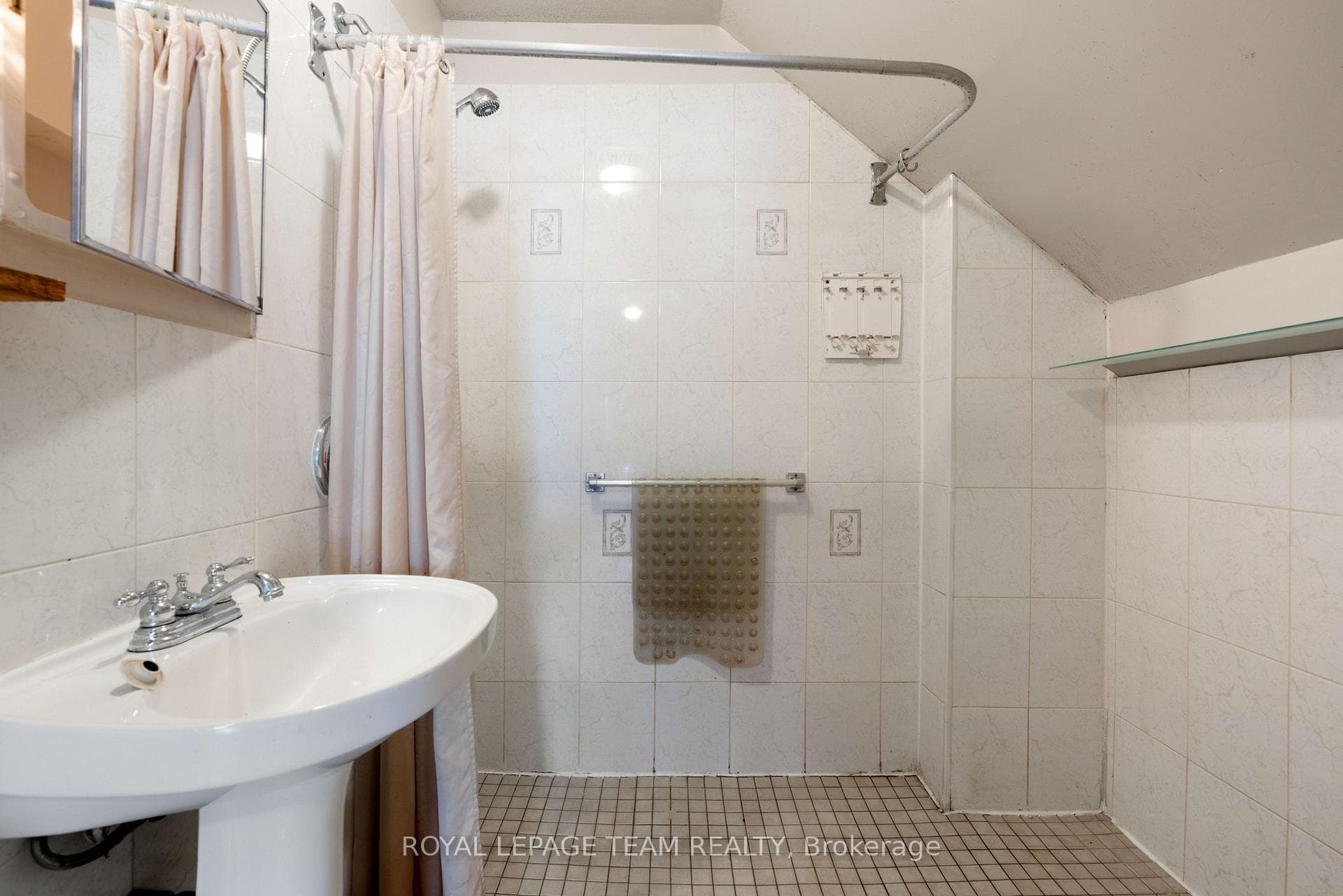 526 Middle Street photo 9