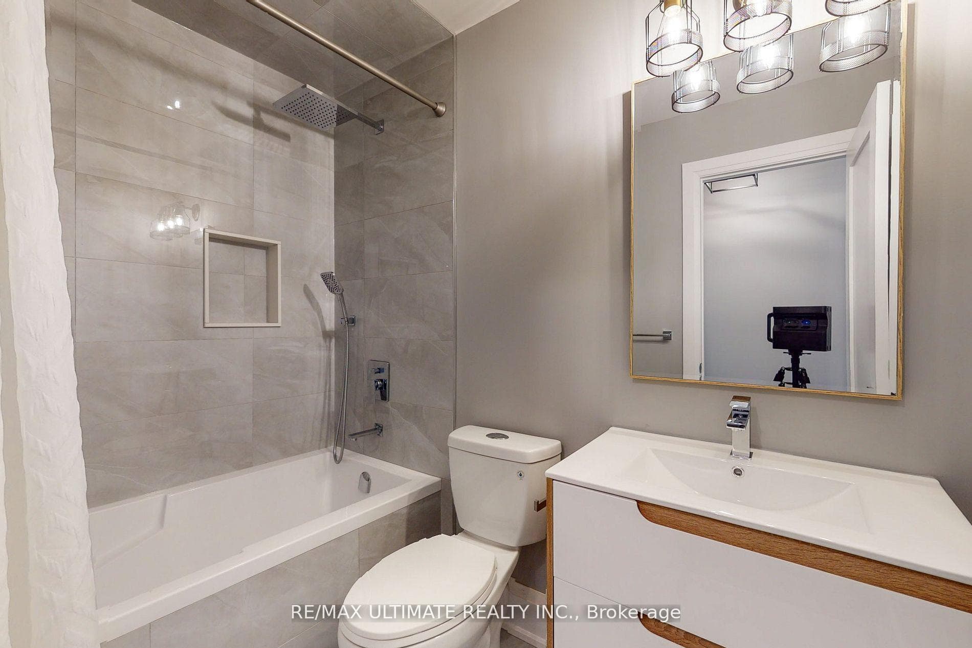 620B Harvie Avenue photo 25
