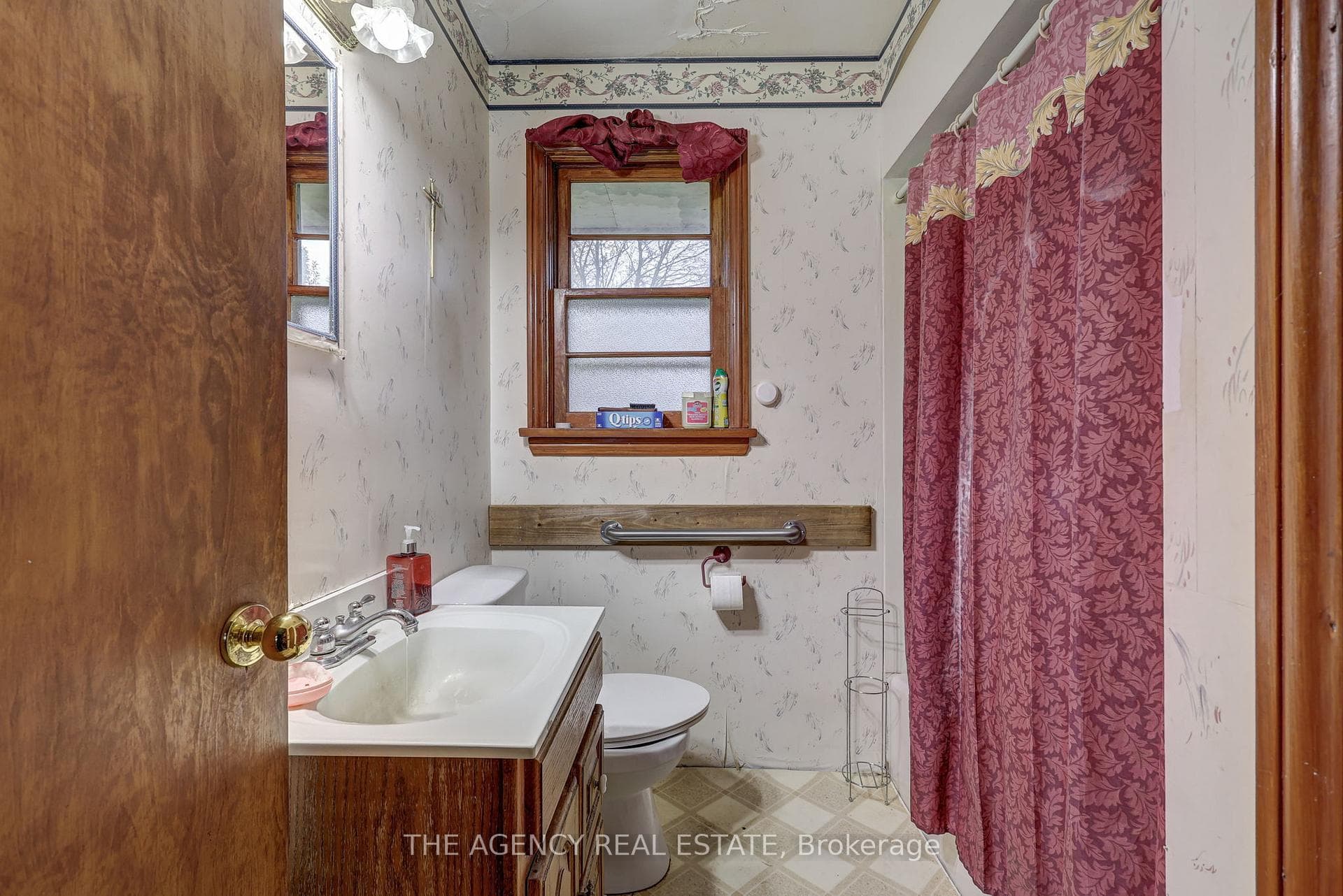 Main Bathroom.