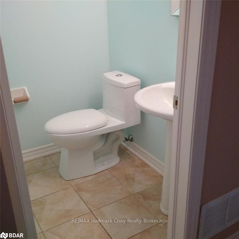 132 STONEMOUNT Crescent photo 5
