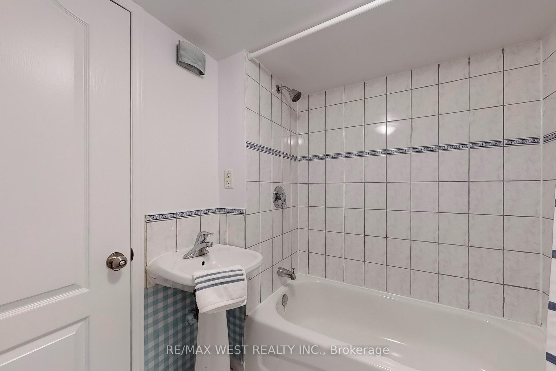 540 Roxton Road photo 31