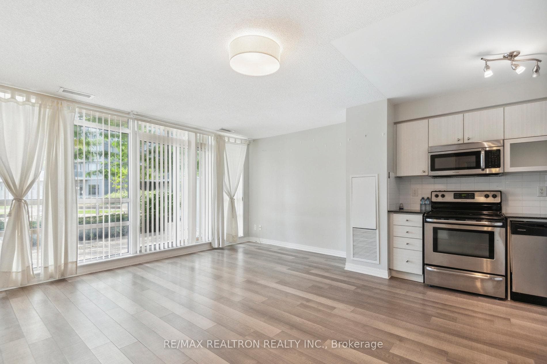 2015 Sheppard Avenue Unit 102 photo 12
