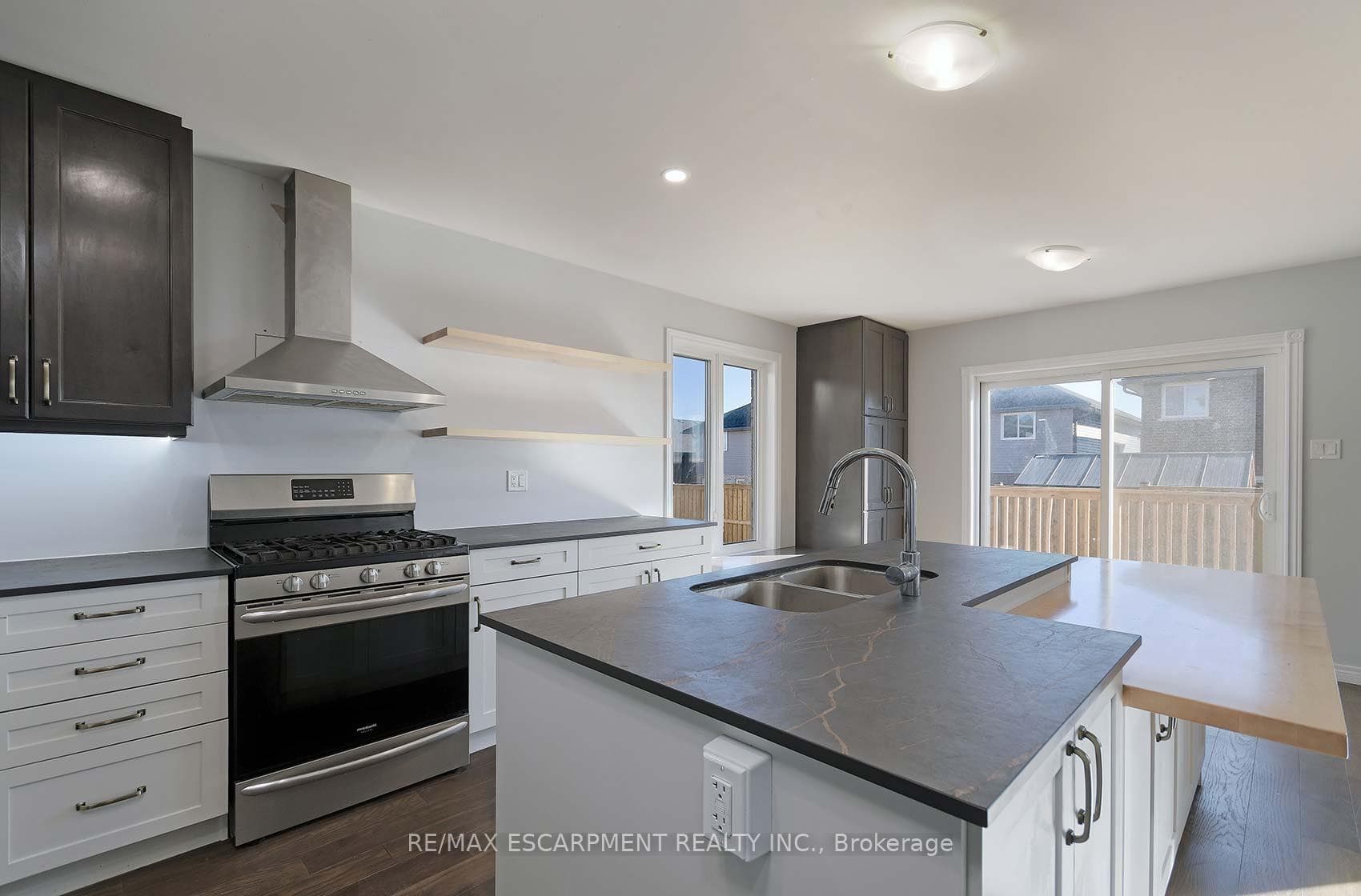 901 Bamford Terrace photo 10