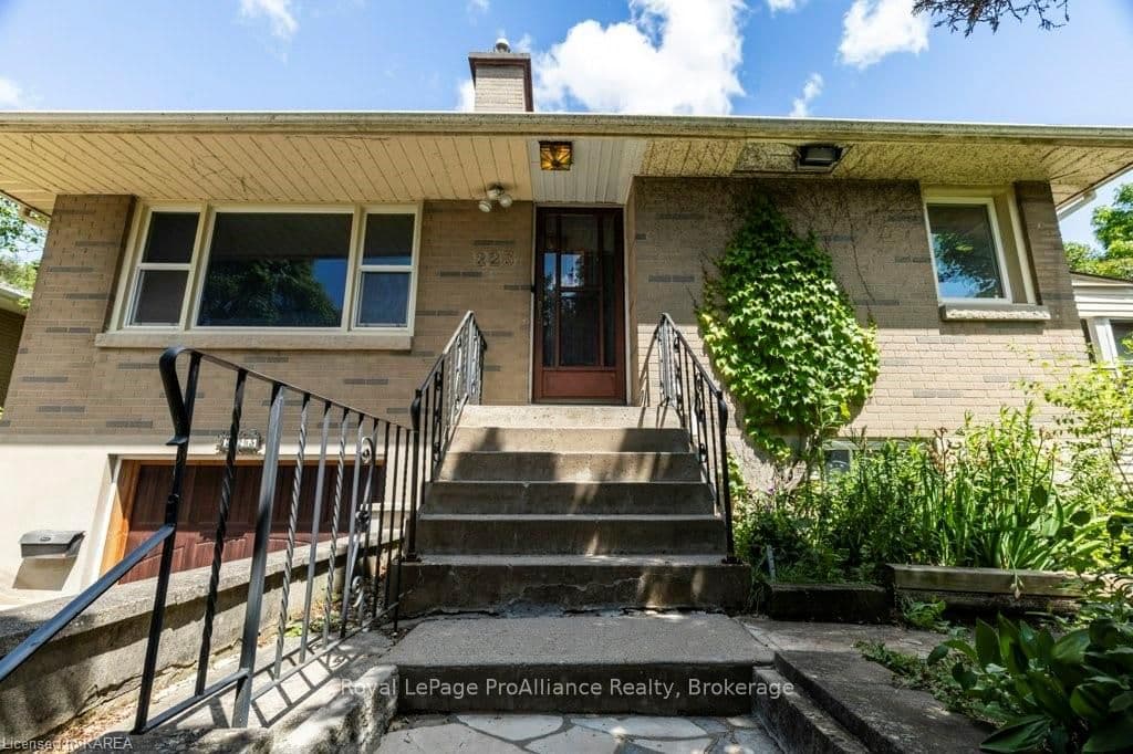 223 YONGE Street photo 4