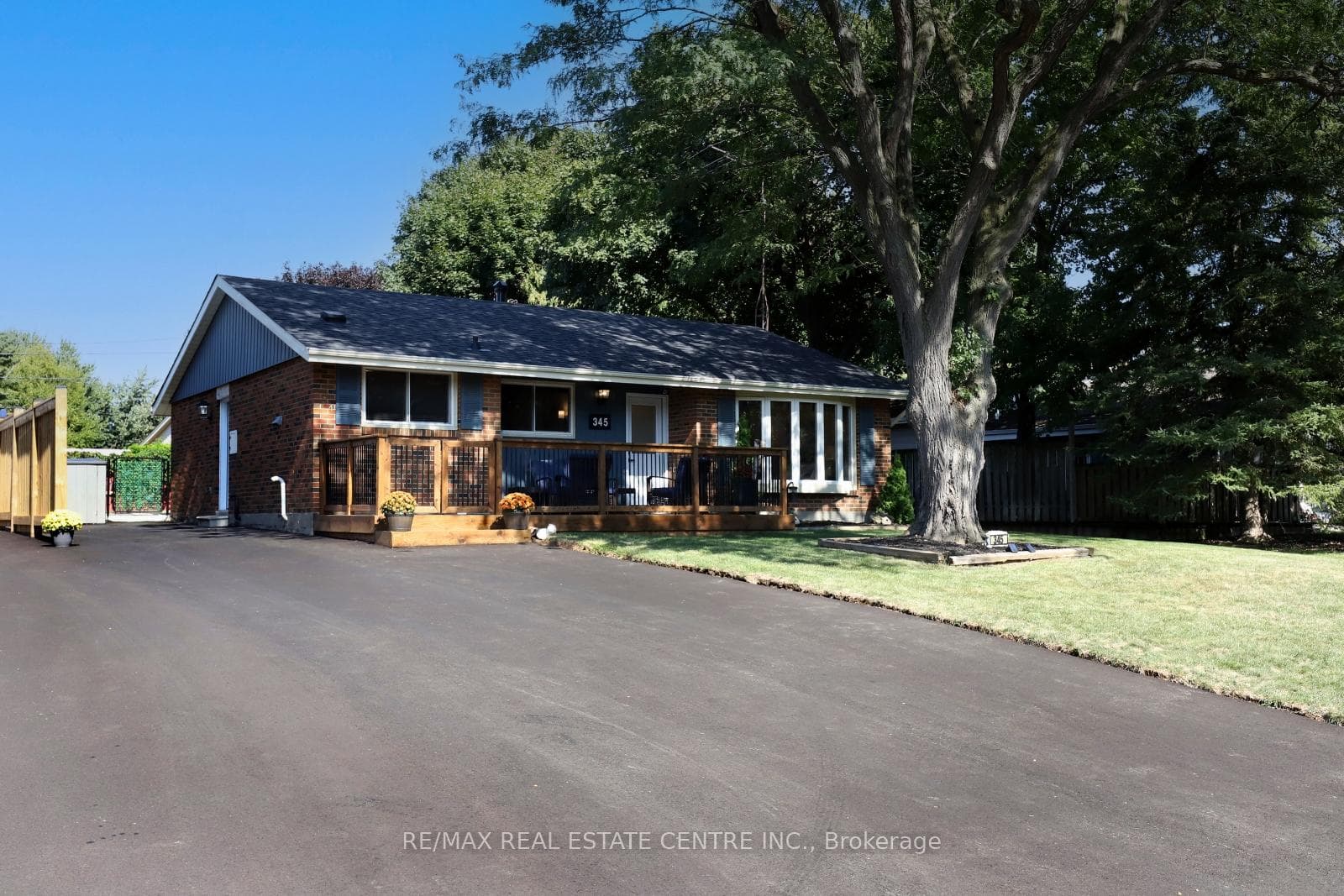 345 Maplewood Crescent photo 2