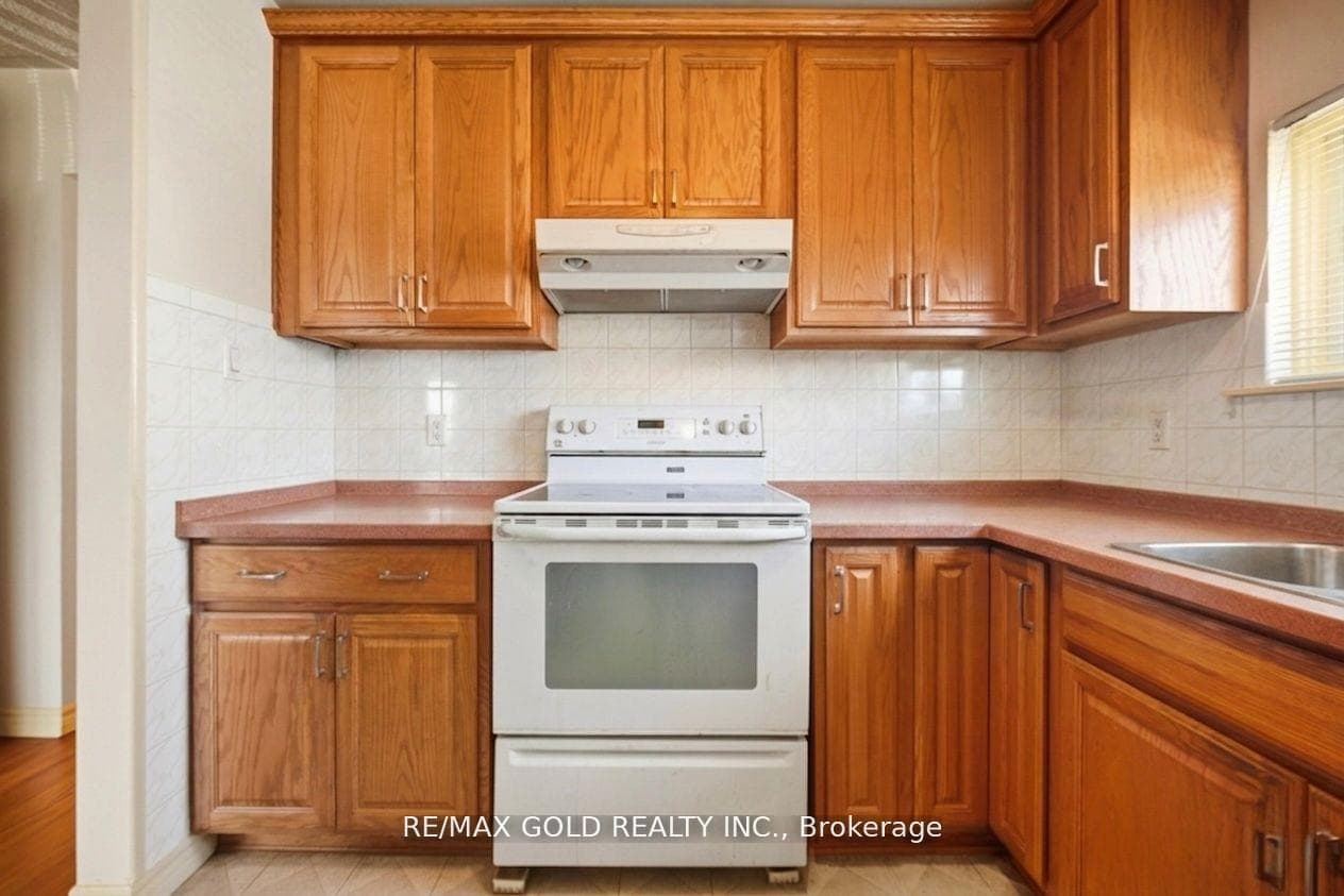 877 Consort Crescent photo 12