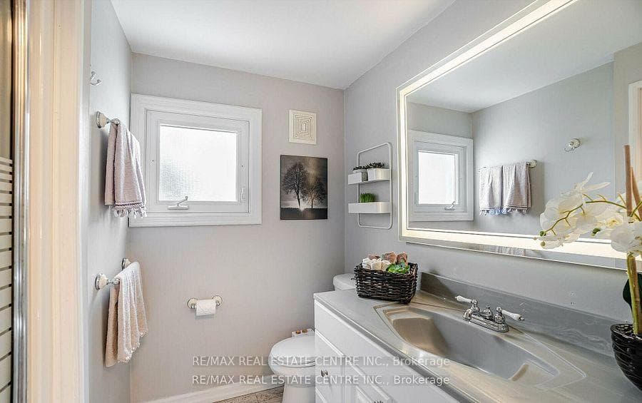 2046 Glenada Crescent photo 24
