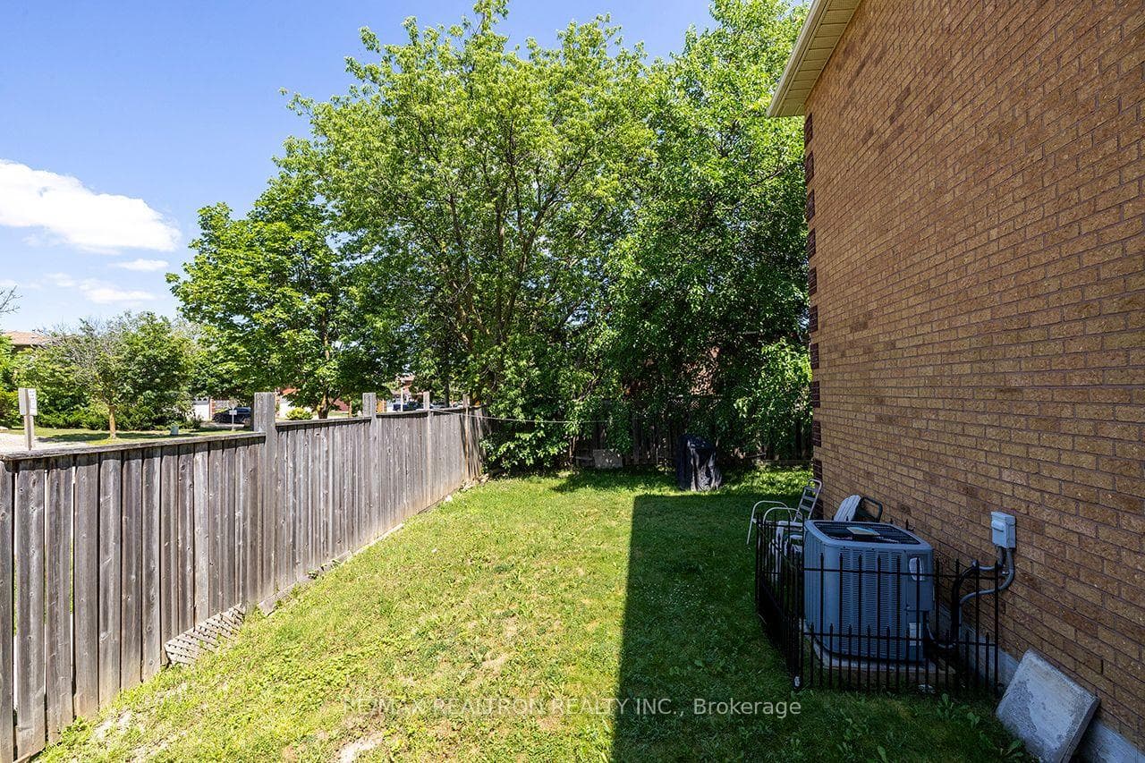 93 Yorkland Street photo 4