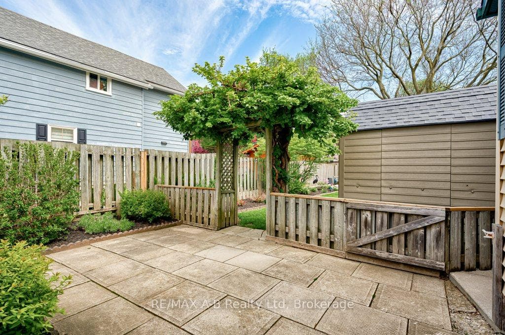 304 Douglas Street photo 31
