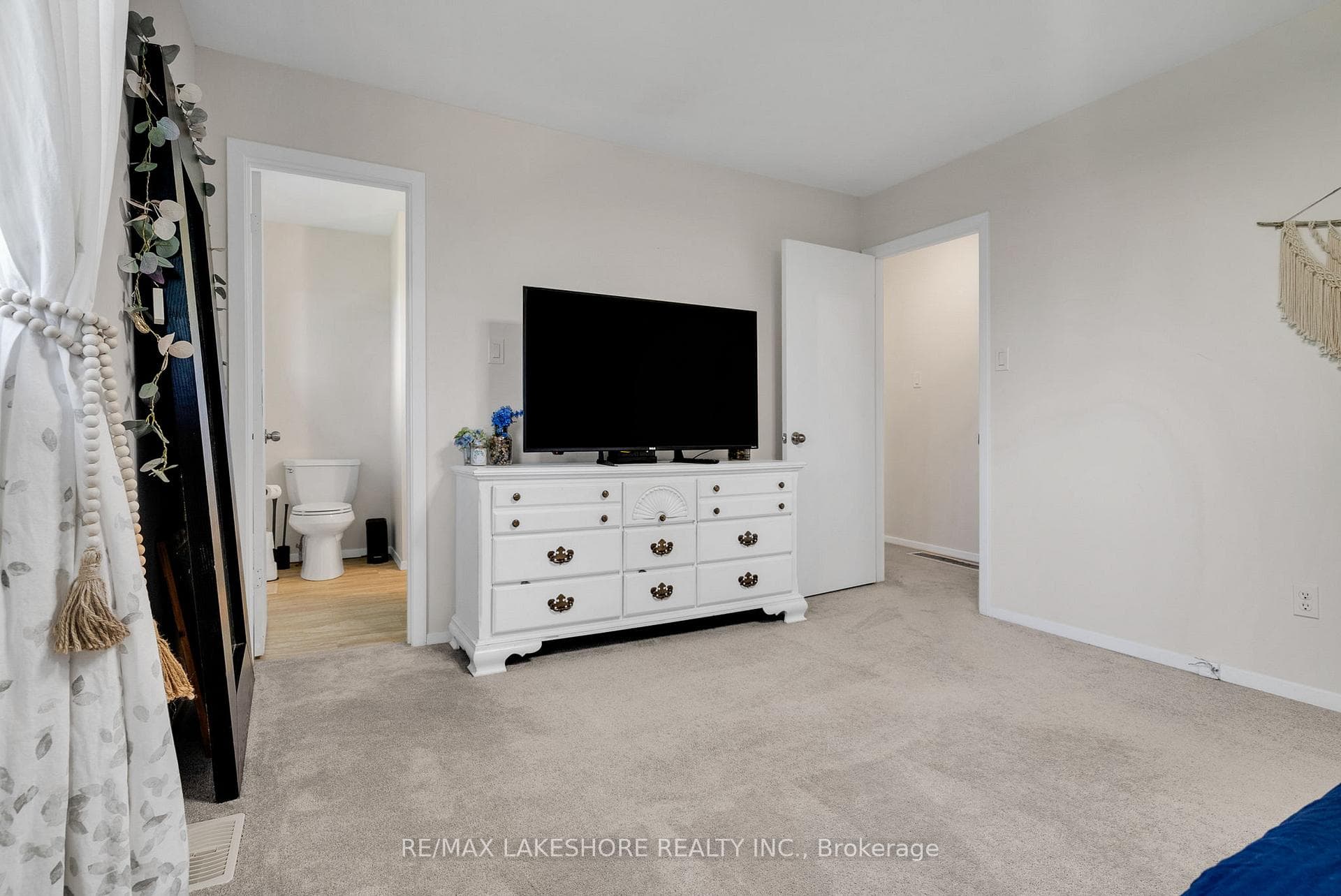 2555 TELEVISION Road photo 16