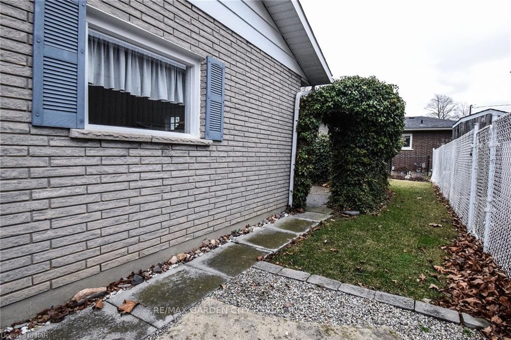 4 Governor Simcoe Drive photo 36