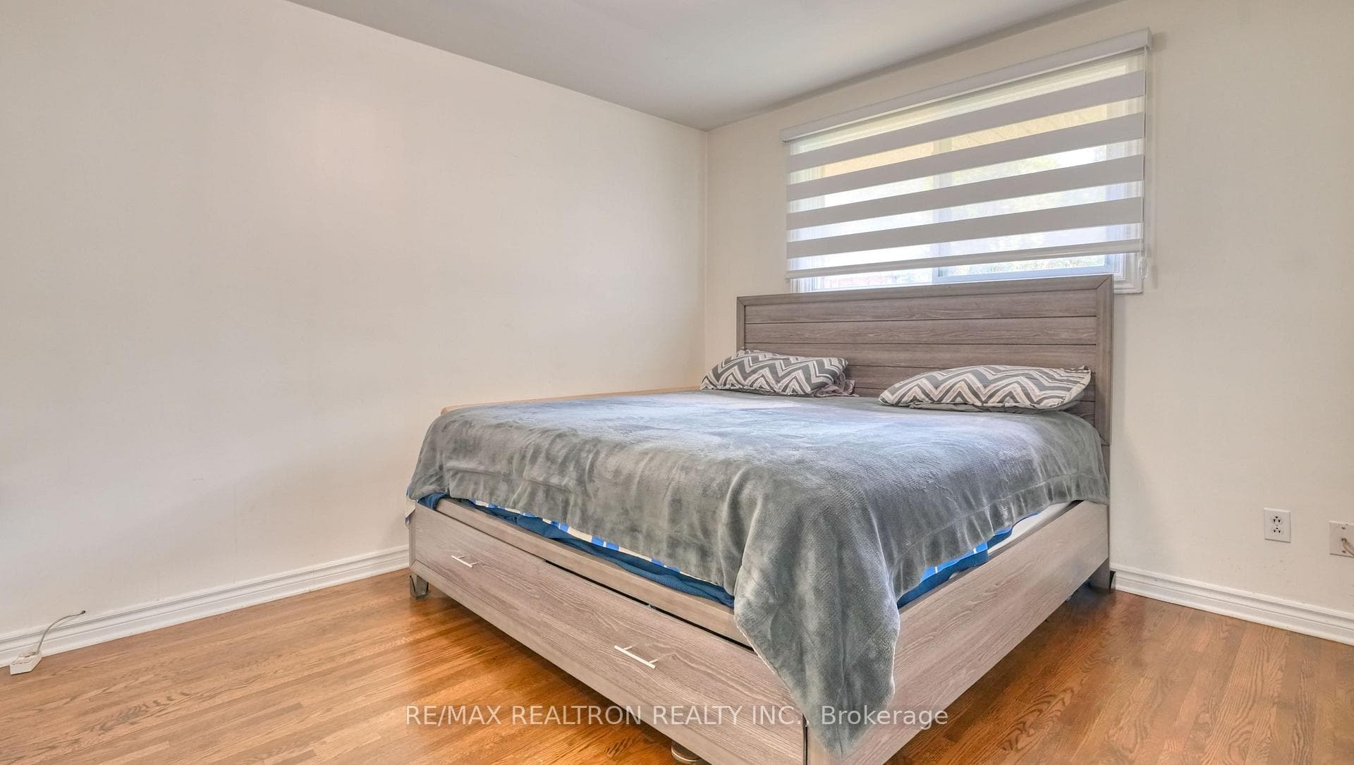 579 Pinewood Street photo 11