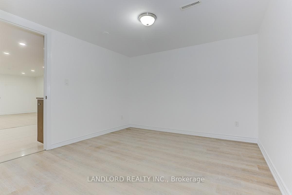 3271 Chokecherry Crescent Unit Lower photo 15