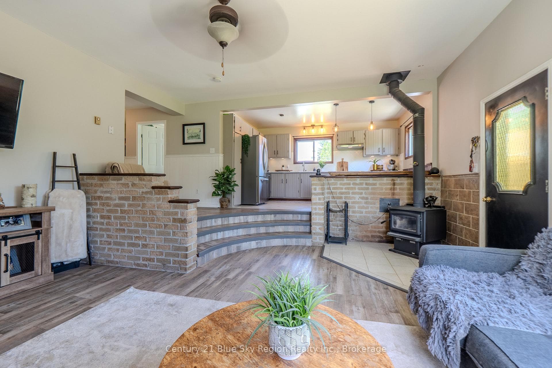 747 Derland Road photo 6