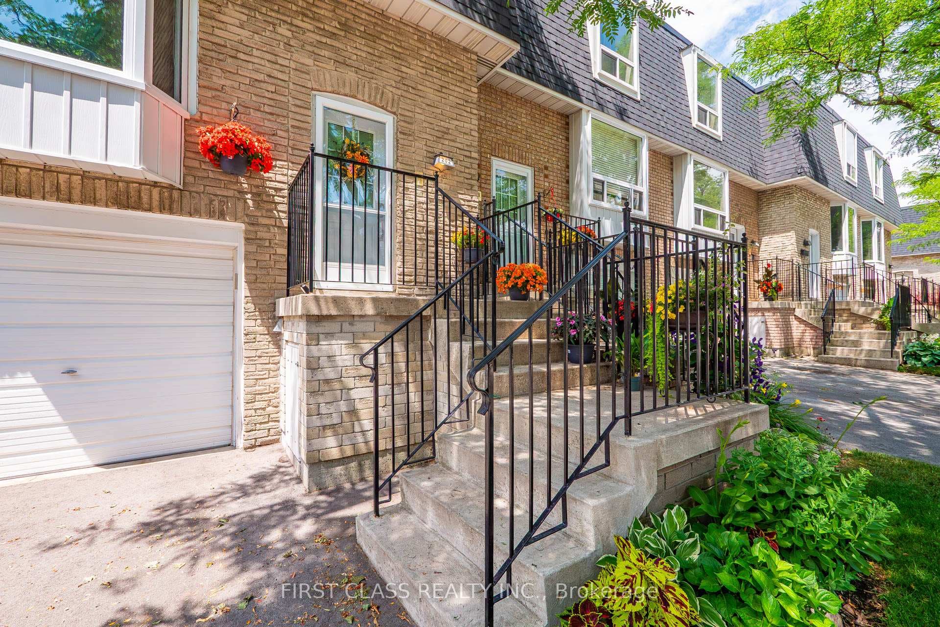 202 Royal Orchard Boulevard photo 5