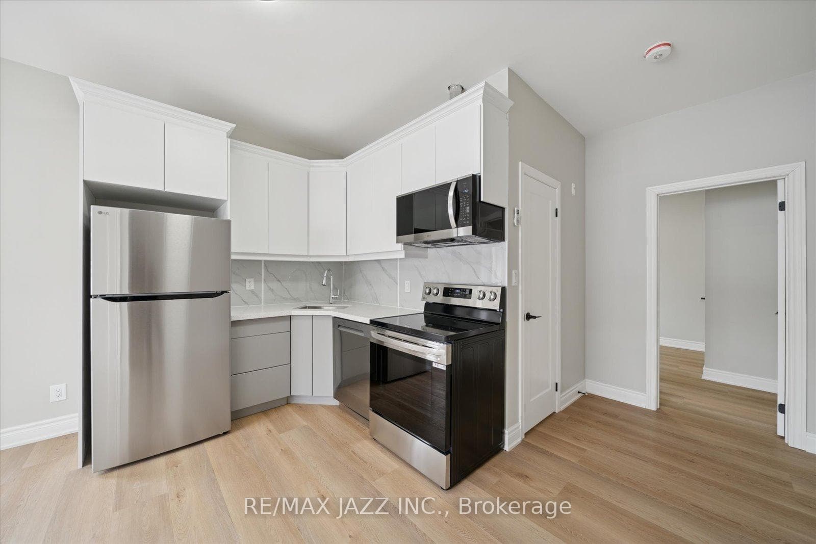 251 Simcoe Street Unit 102 photo 7