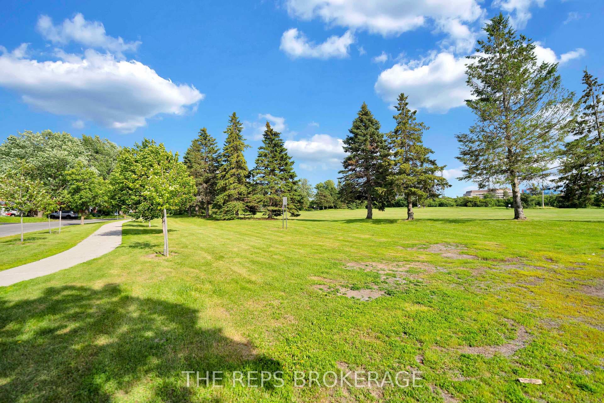 301 Knox Crescent photo 4