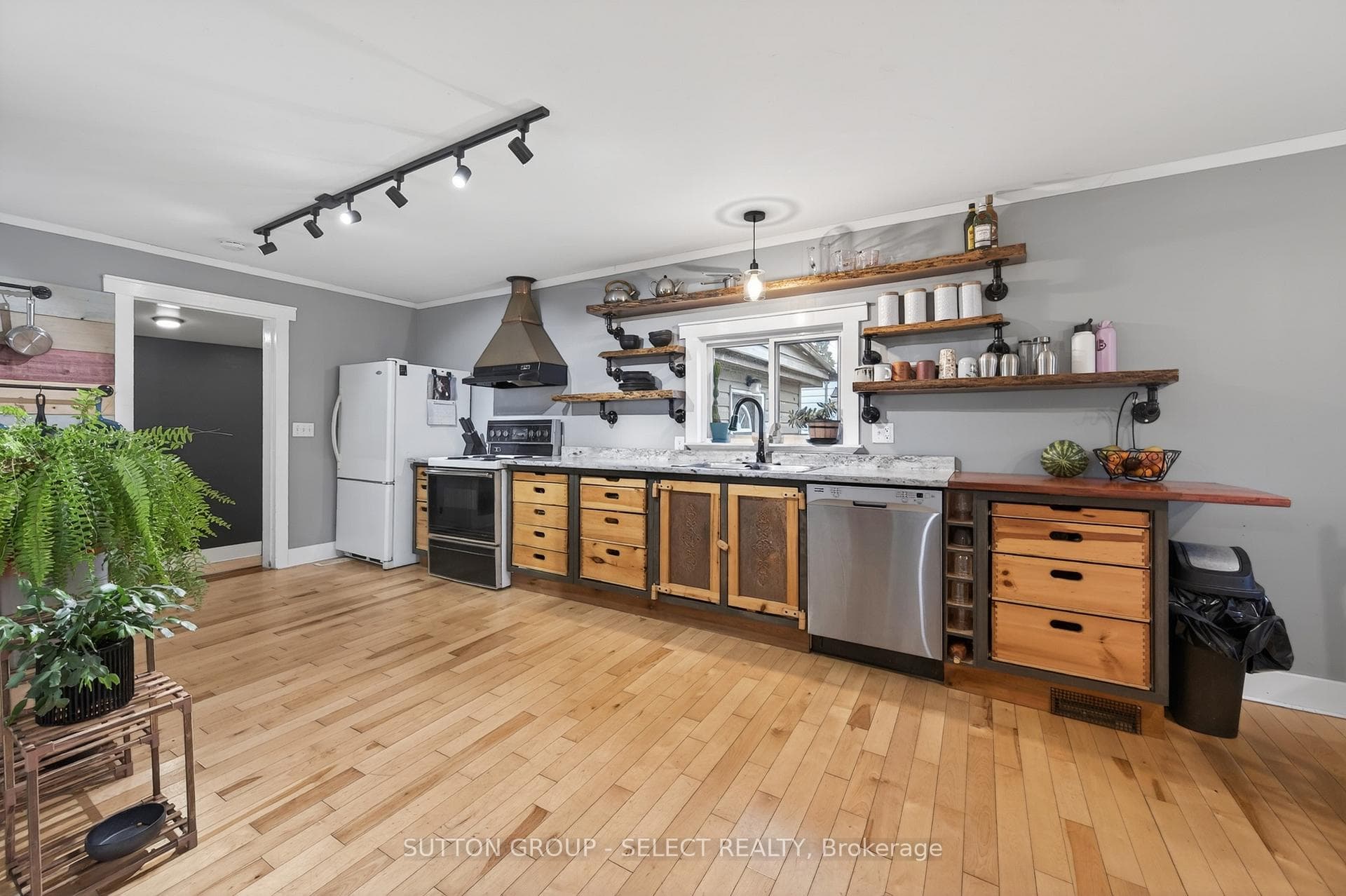 152 Elm Street photo 11