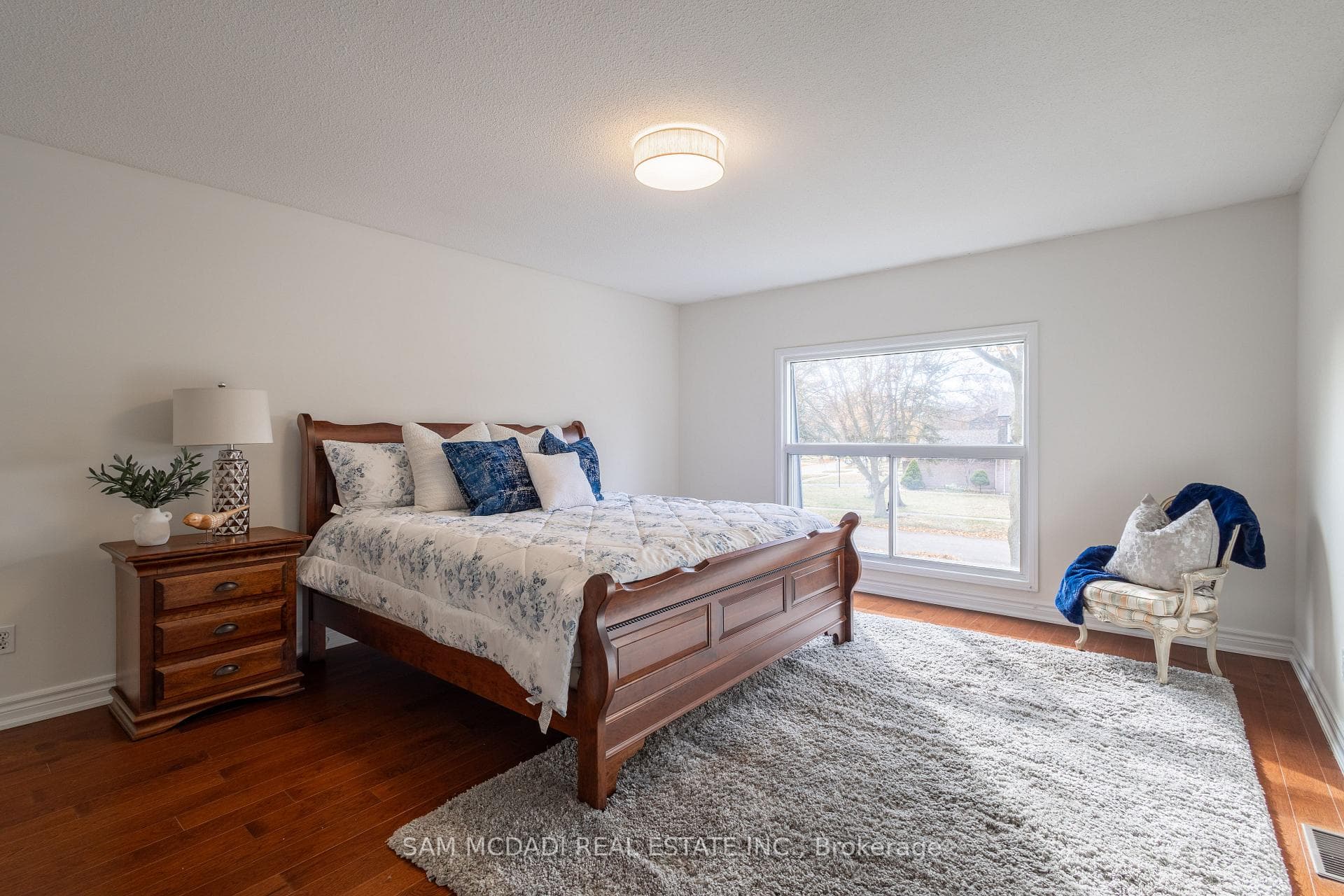 1624 Howat Crescent photo 15