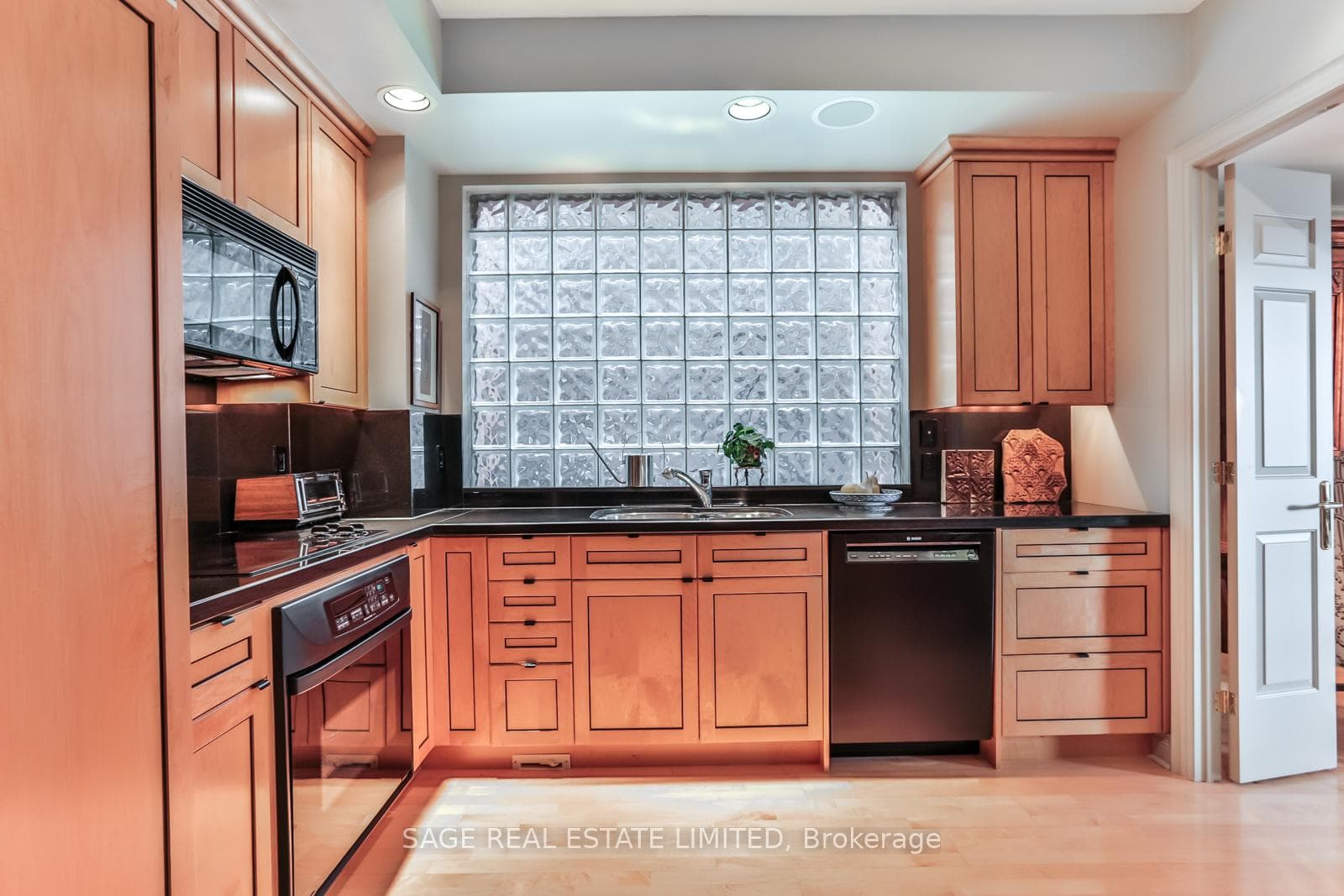 8 Sultan Street Unit 501 photo 12