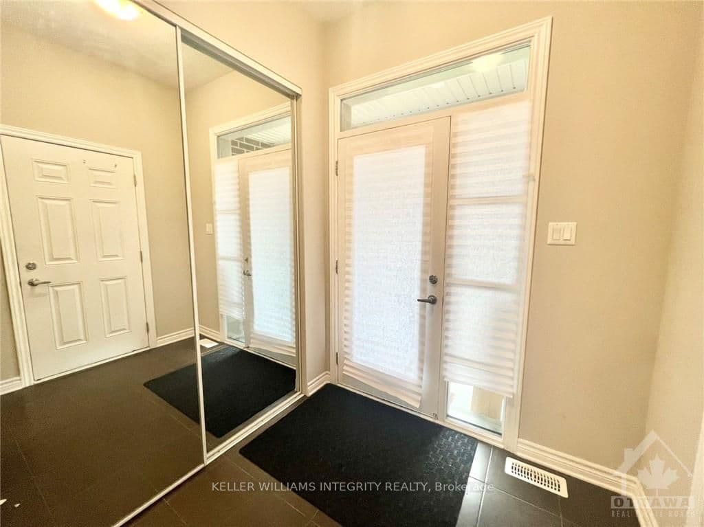 213 BANDELIER Way photo 3