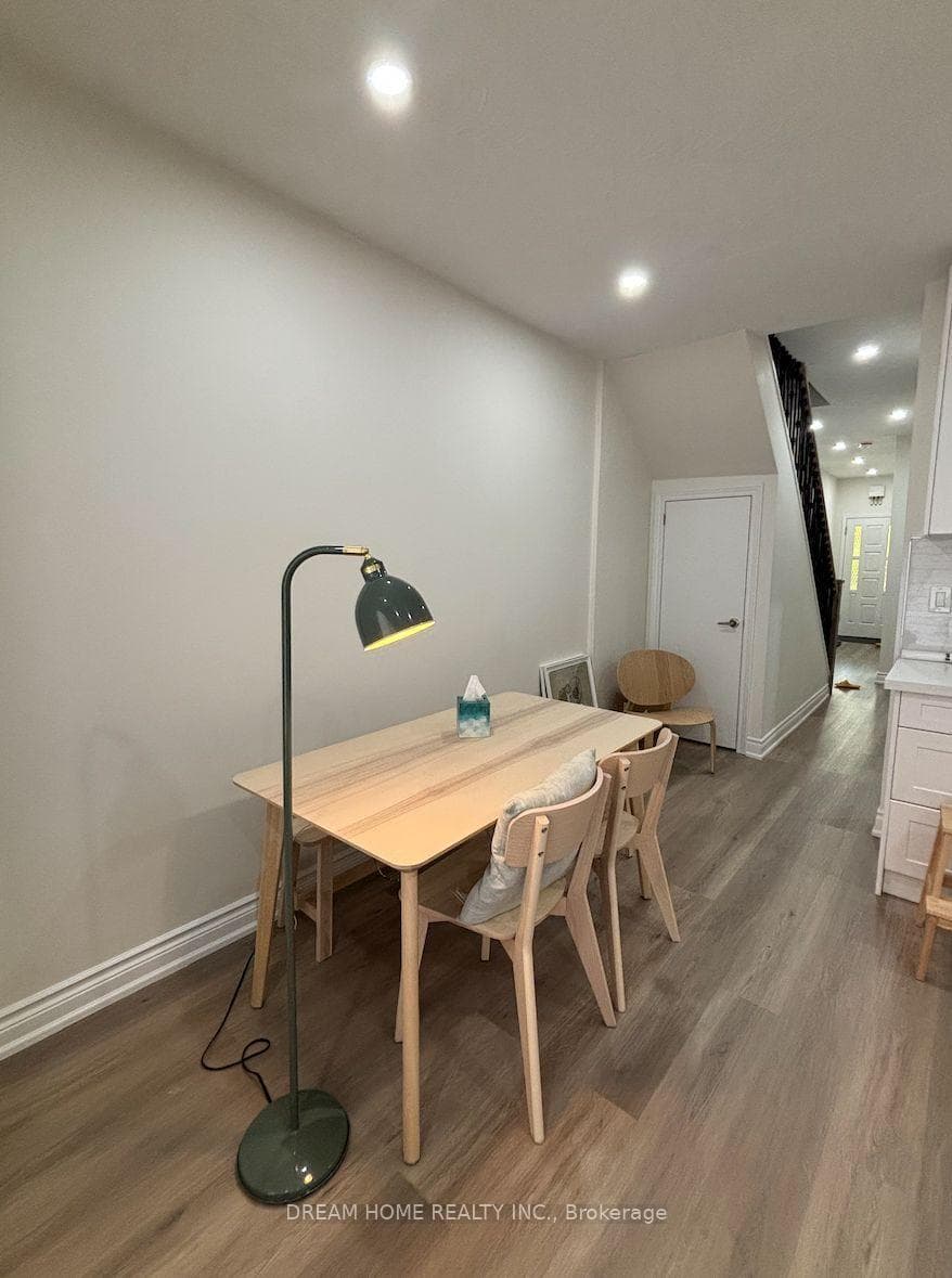 138 Robert Street Unit 101 photo 2