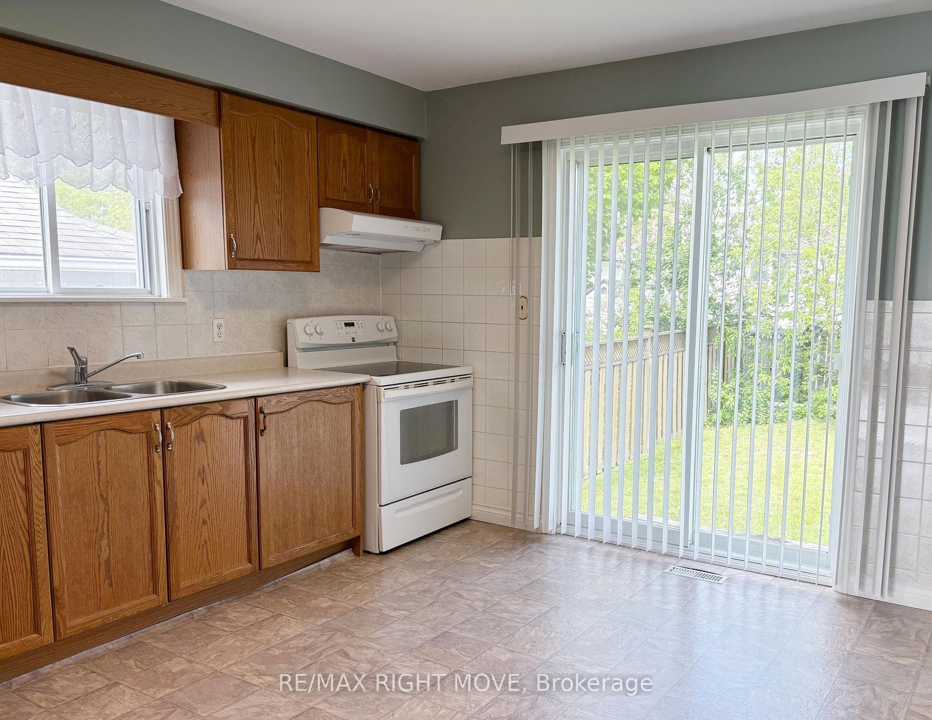 Eat-in Kitchen with walkout to backyard