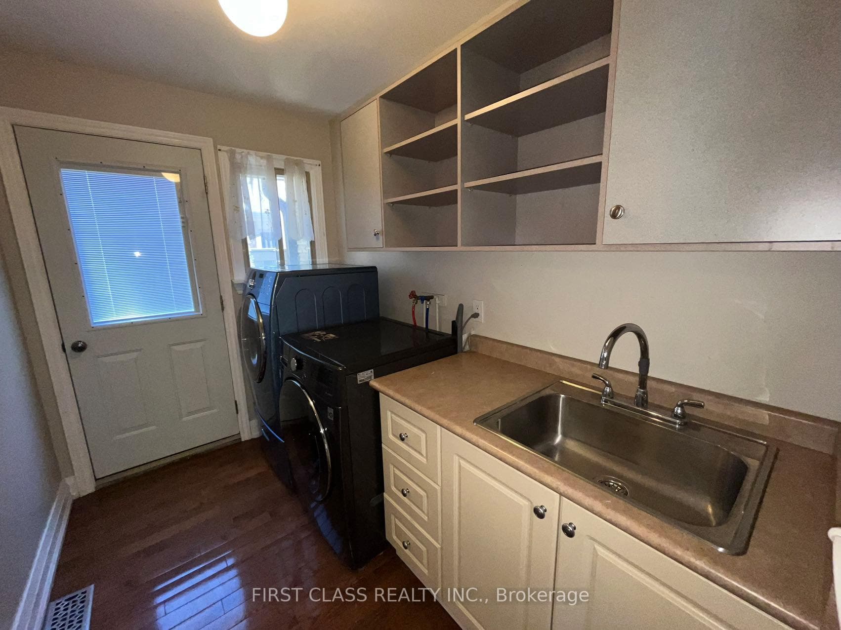 61 Rose Way photo 7